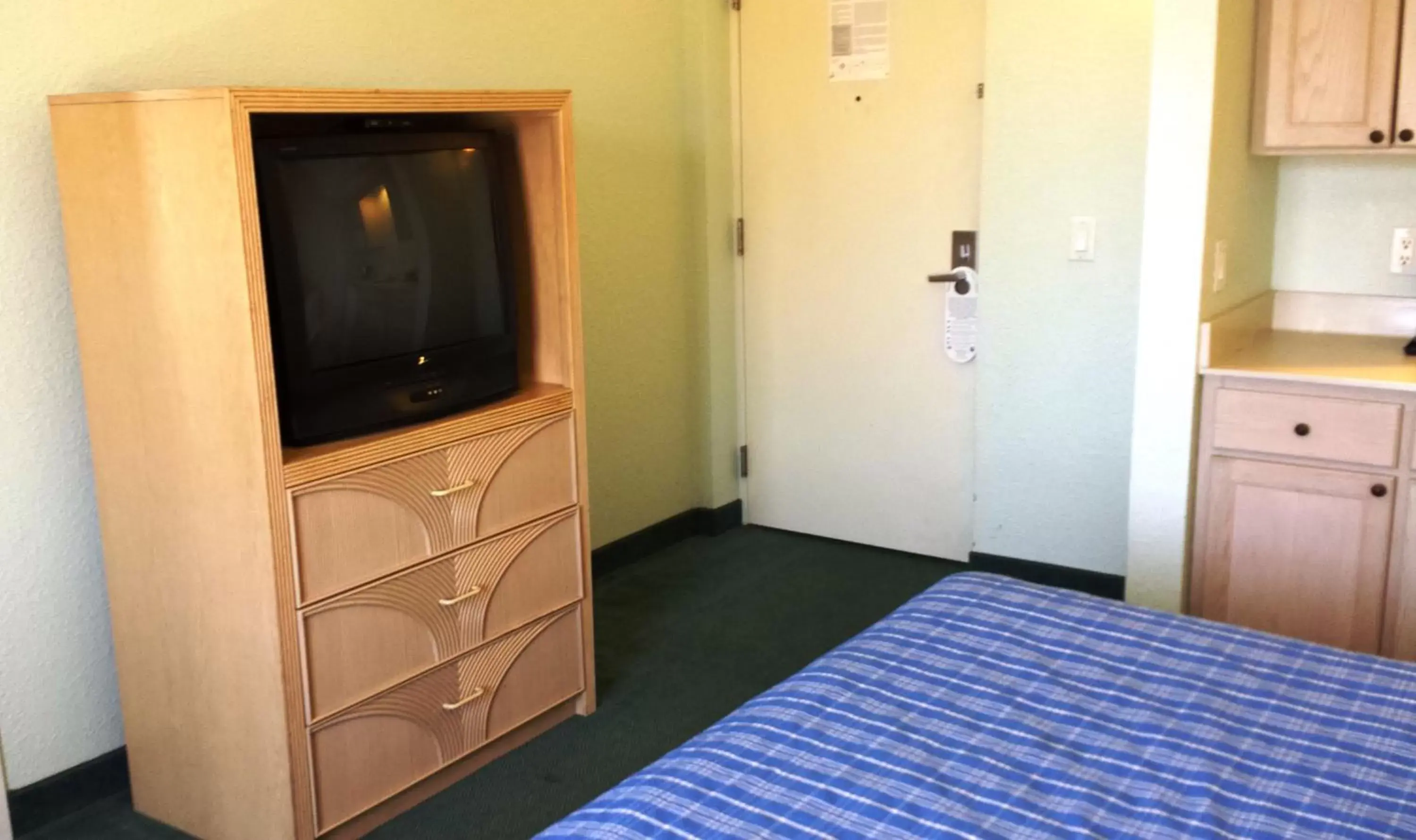 Bedroom, TV/Entertainment Center in Cocoa Beach Suites Hotel