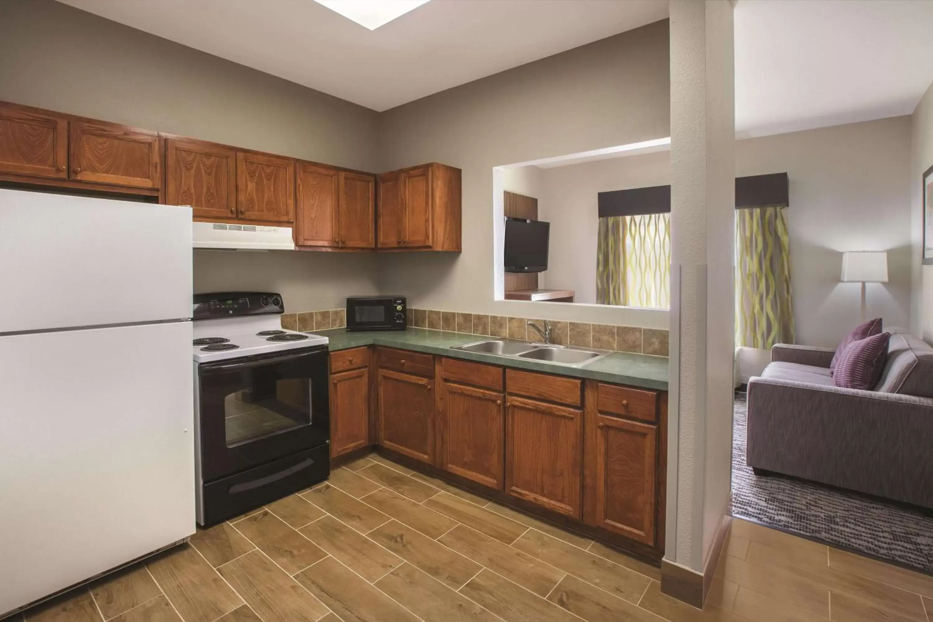 Photo of the whole room, Kitchen/Kitchenette in La Quinta by Wyndham NW Tucson Marana