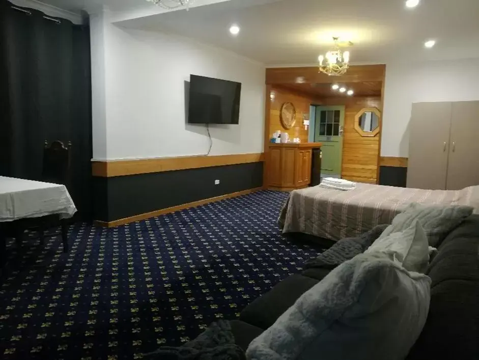 Communal lounge/ TV room in Ascot Motor Inn