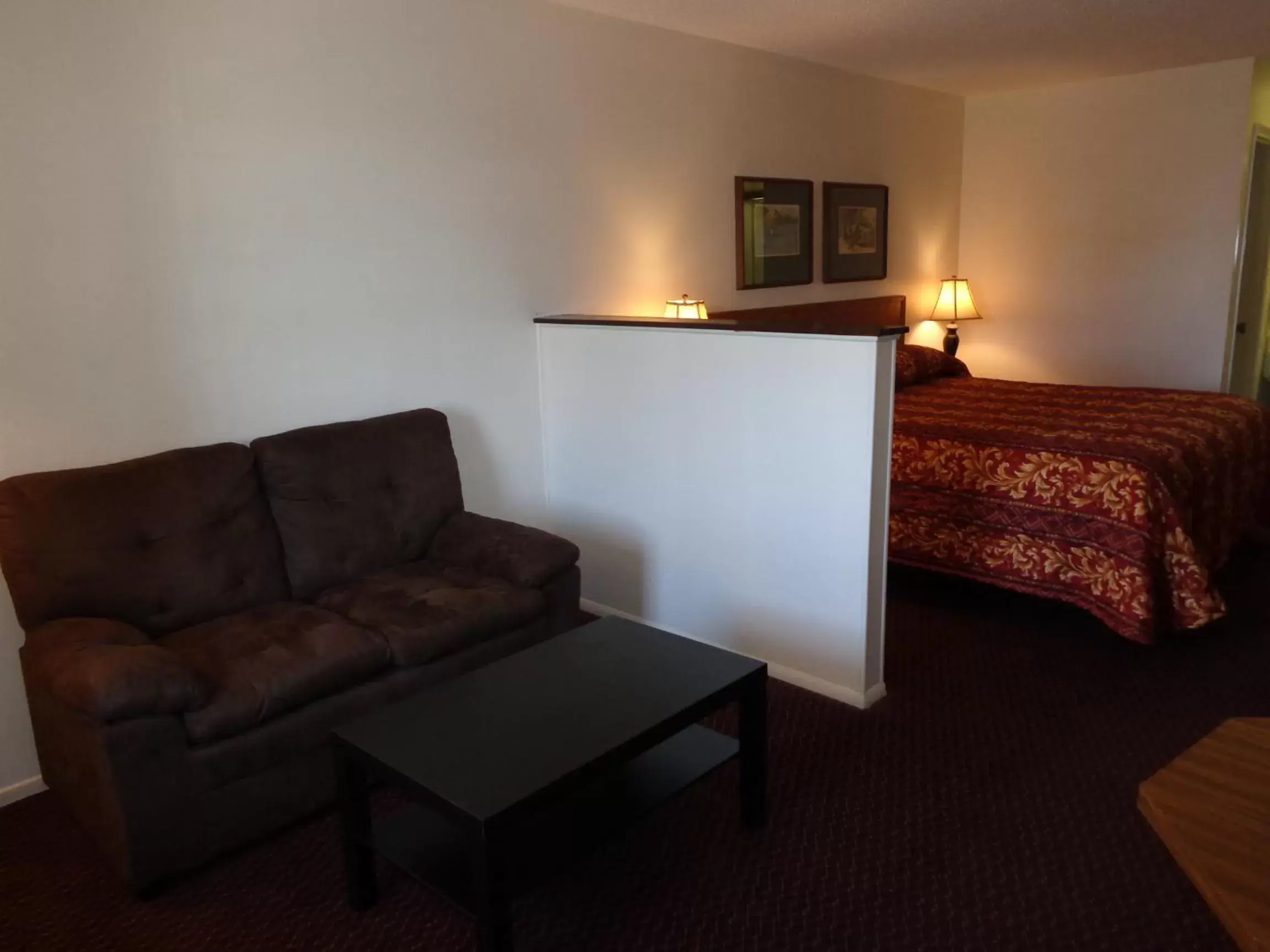 Photo of the whole room, Seating Area in Windcrest Inn and Suites