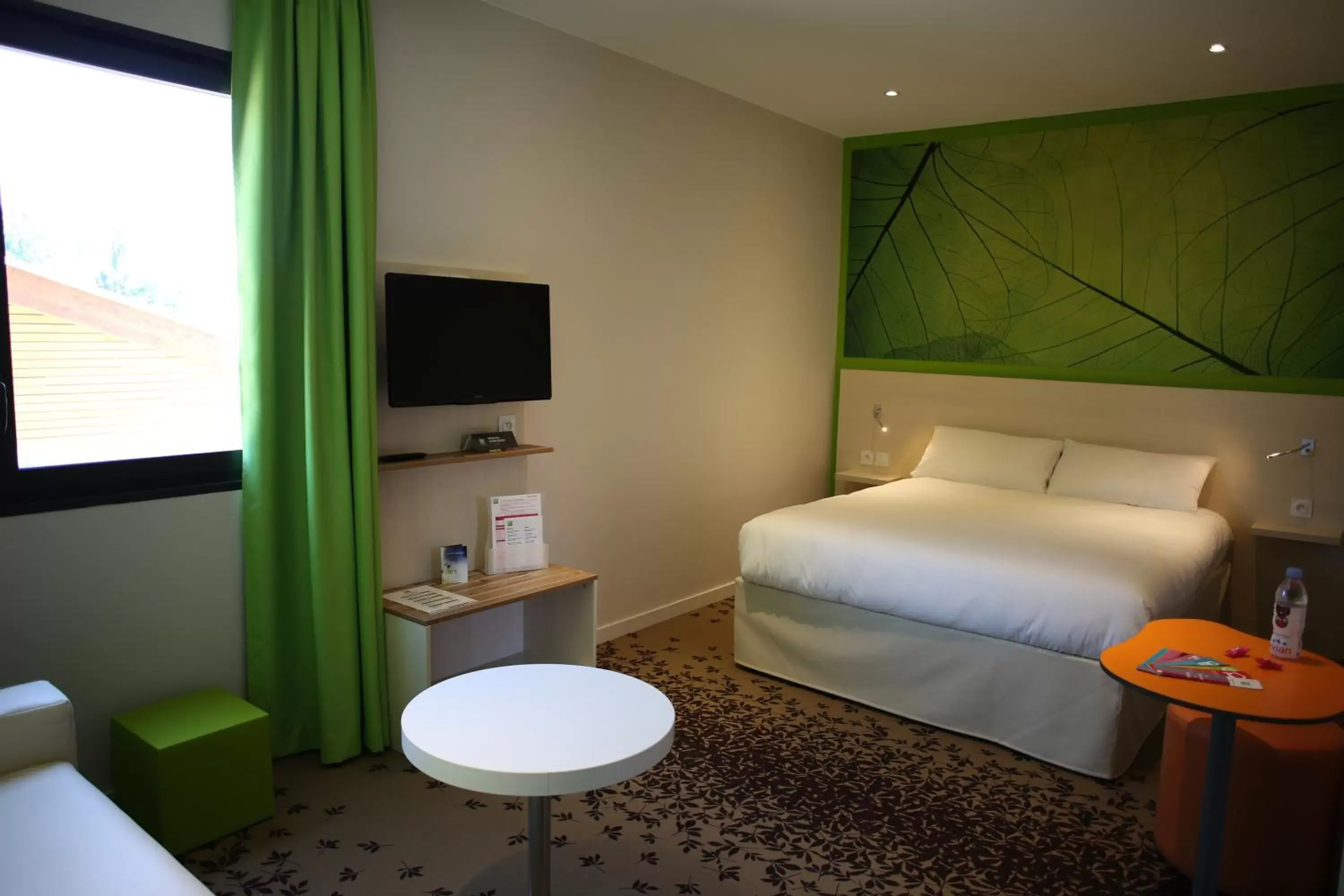 Photo of the whole room, Bed in ibis styles Villeneuve Sur Lot