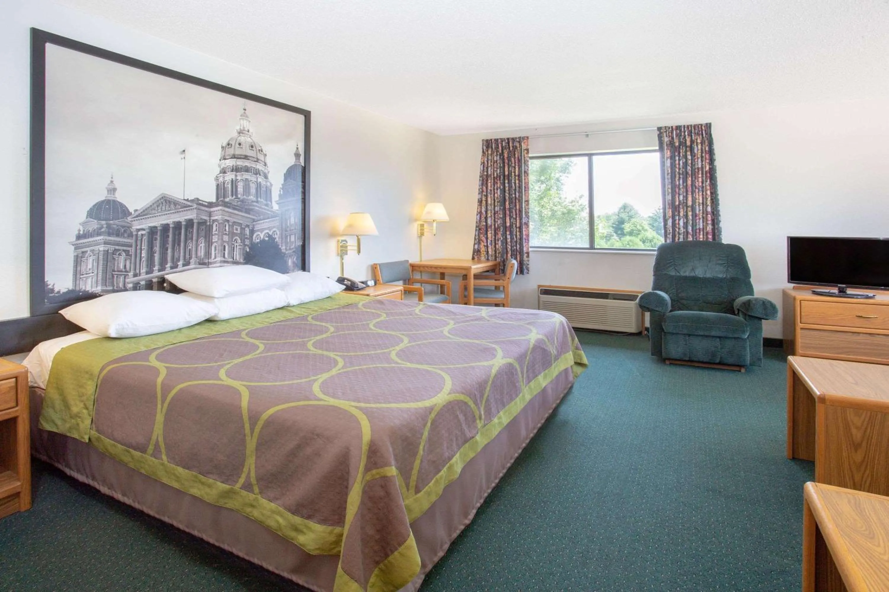 Photo of the whole room, Bed in Super 8 by Wyndham Dewitt