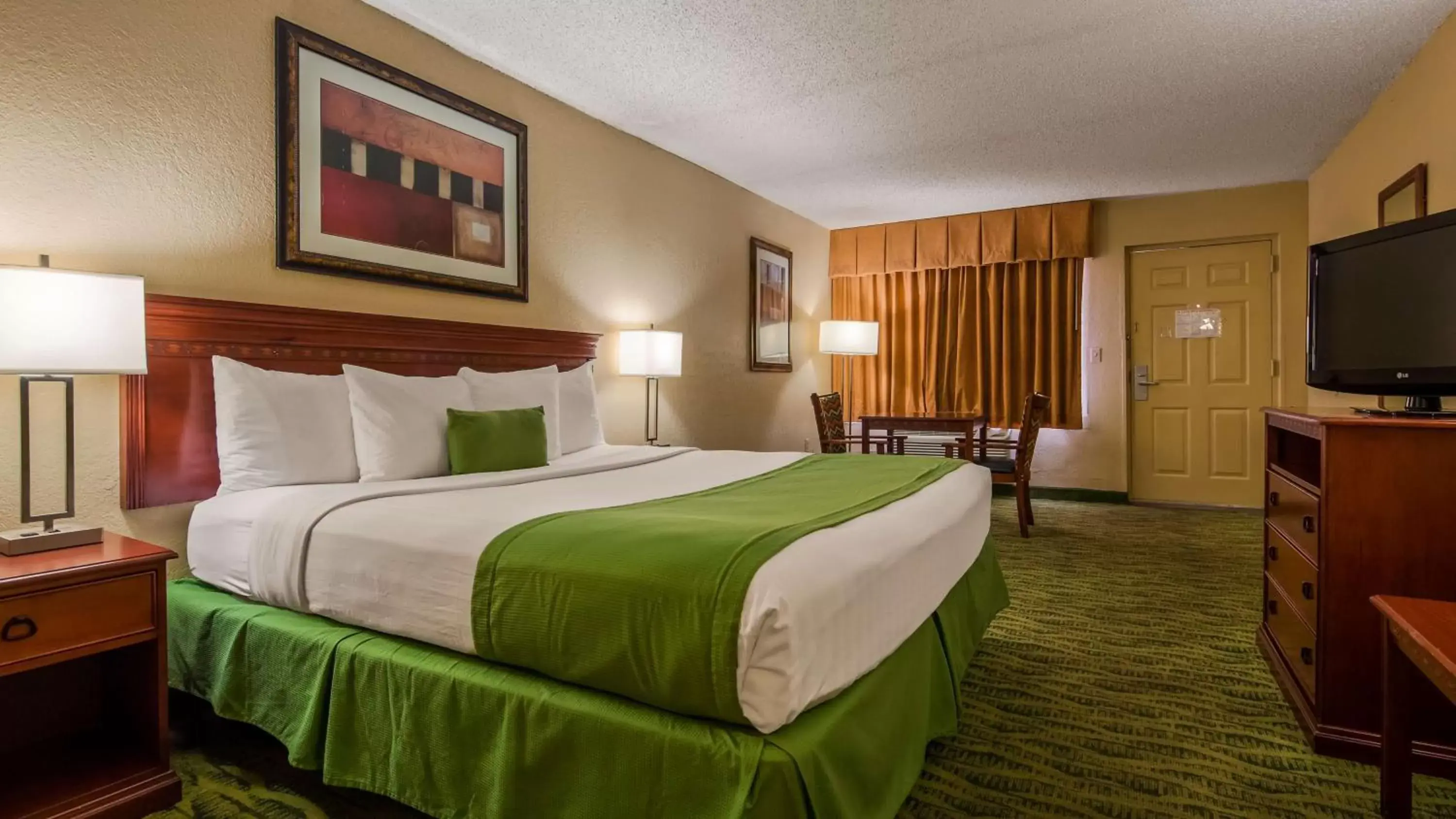 Photo of the whole room, Bed in Best Western Orlando East Inn & Suites