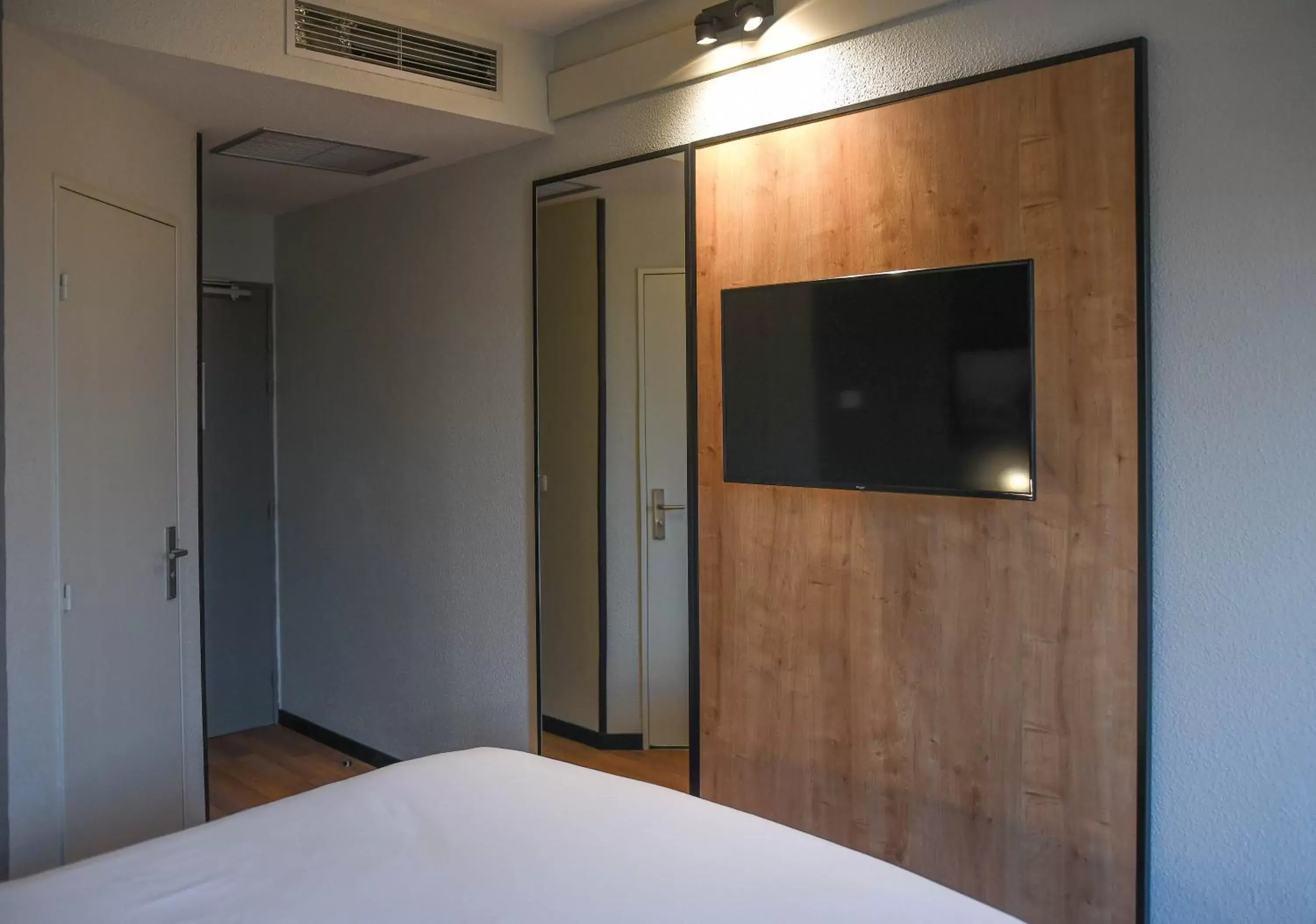 Bedroom, TV/Entertainment Center in Ibis Valladolid