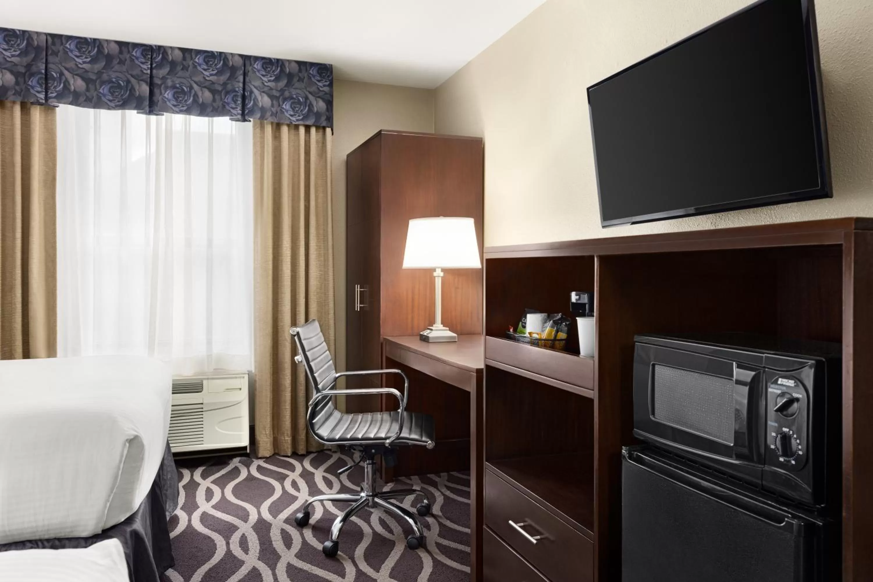 TV and multimedia, TV/Entertainment Center in IBAN Hotel, Trademark Collection by Wyndham