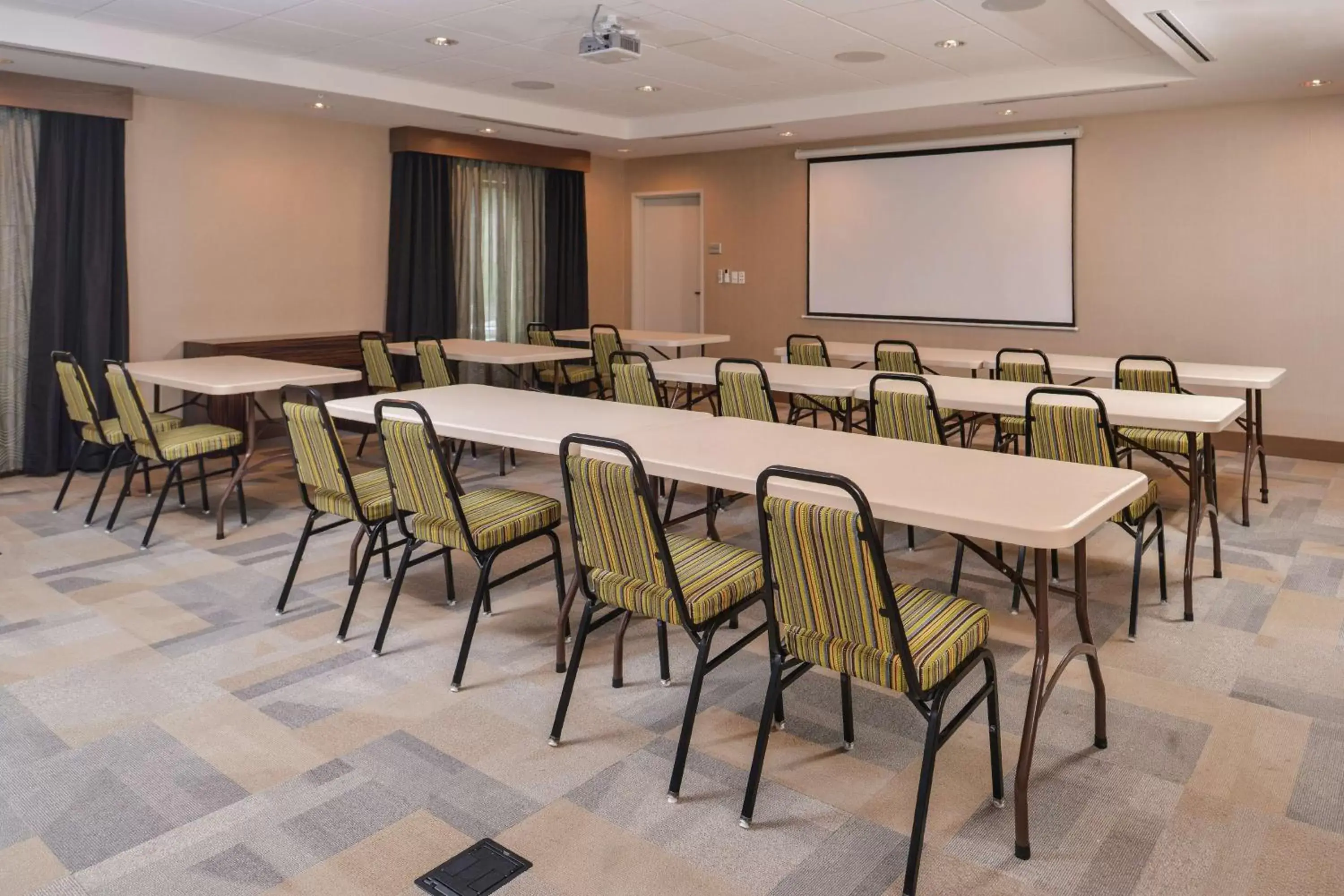 Meeting/conference room in Hampton Inn & Suites Saint Paul Oakdale Woodbury