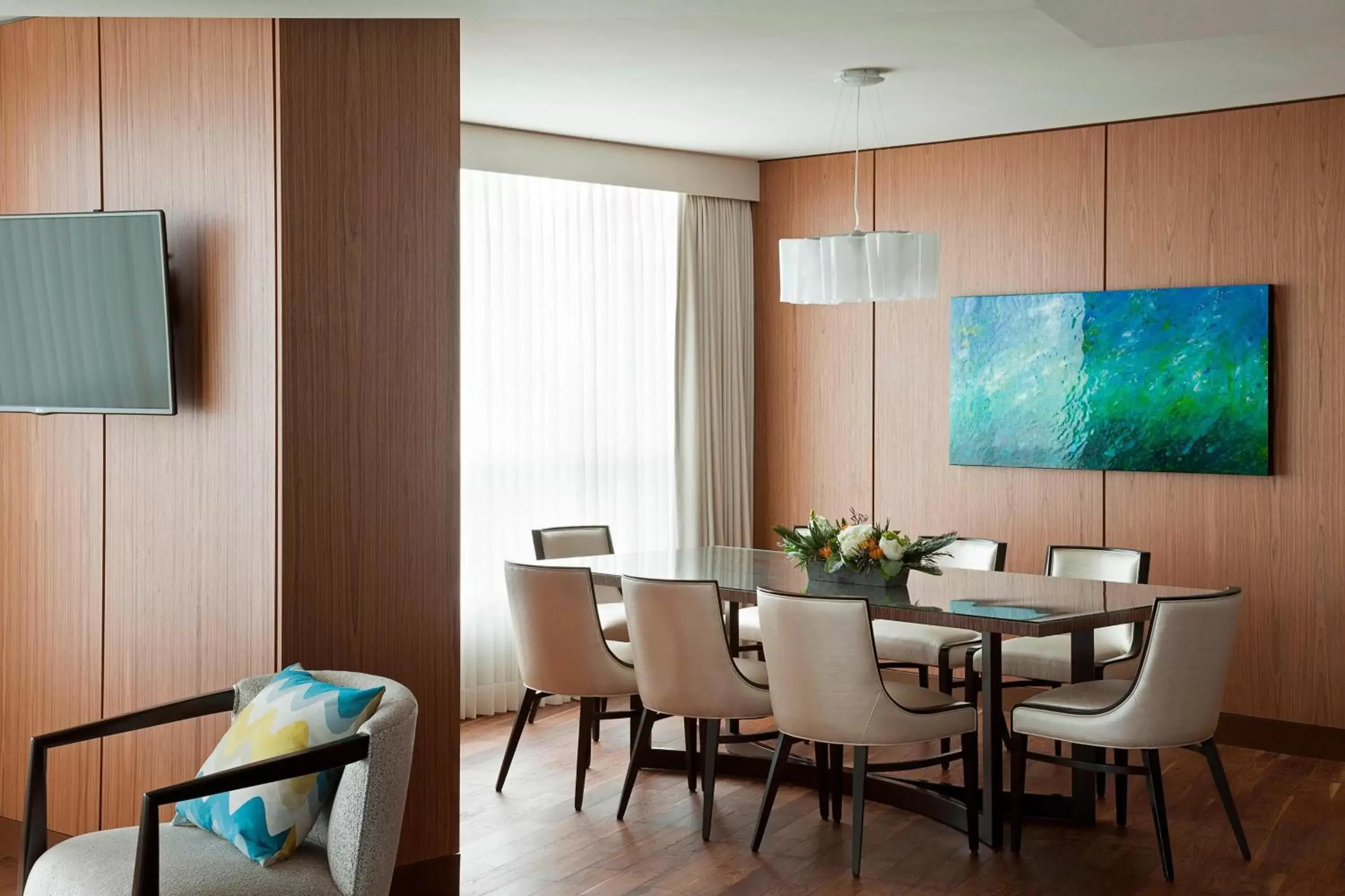 Photo of the whole room, Dining Area in Vancouver Marriott Pinnacle Downtown Hotel