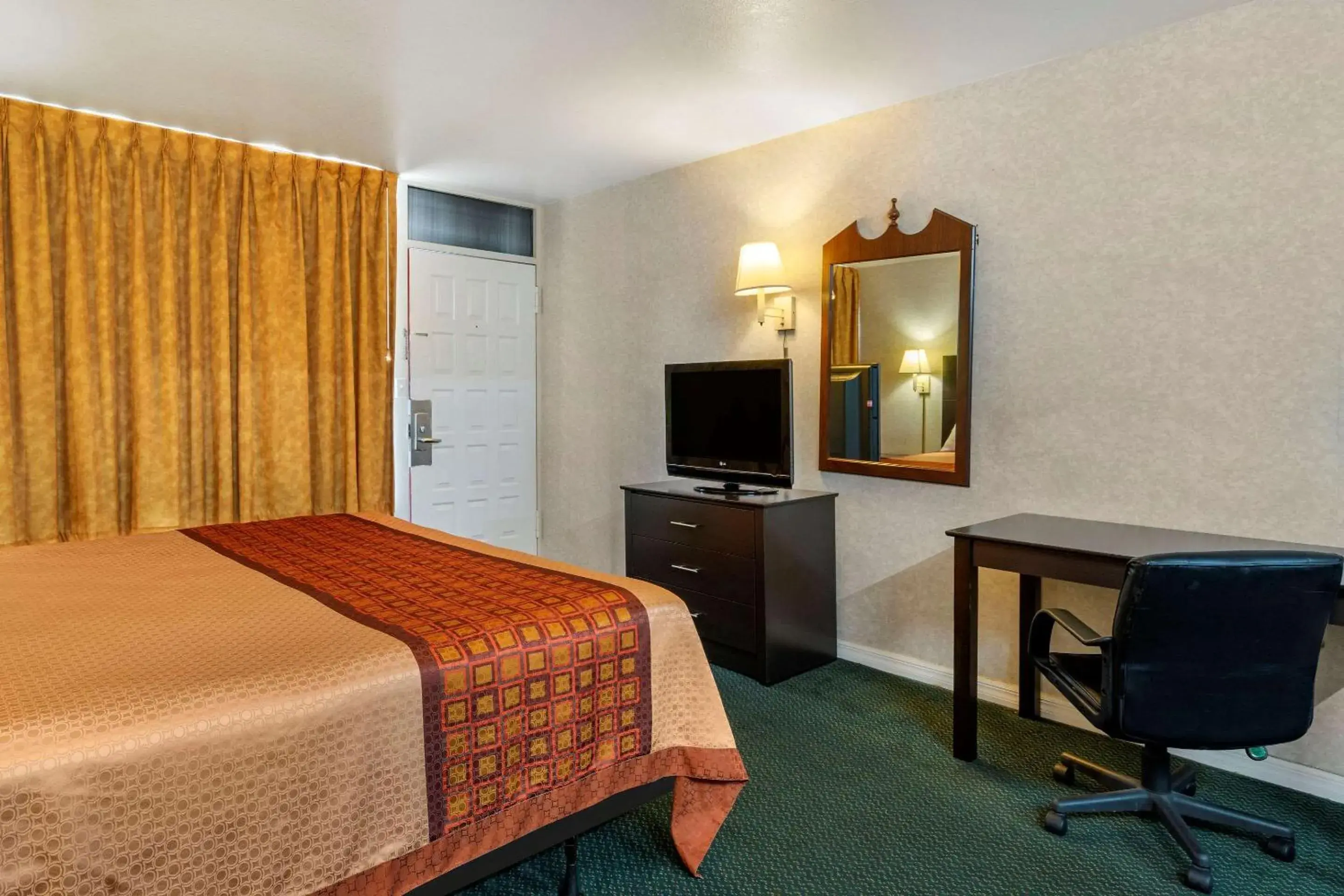 Photo of the whole room, Bed in Rodeway Inn Clearwater-Largo Photo of the whole room, Bed in Rodeway Inn Clearwater-Largo