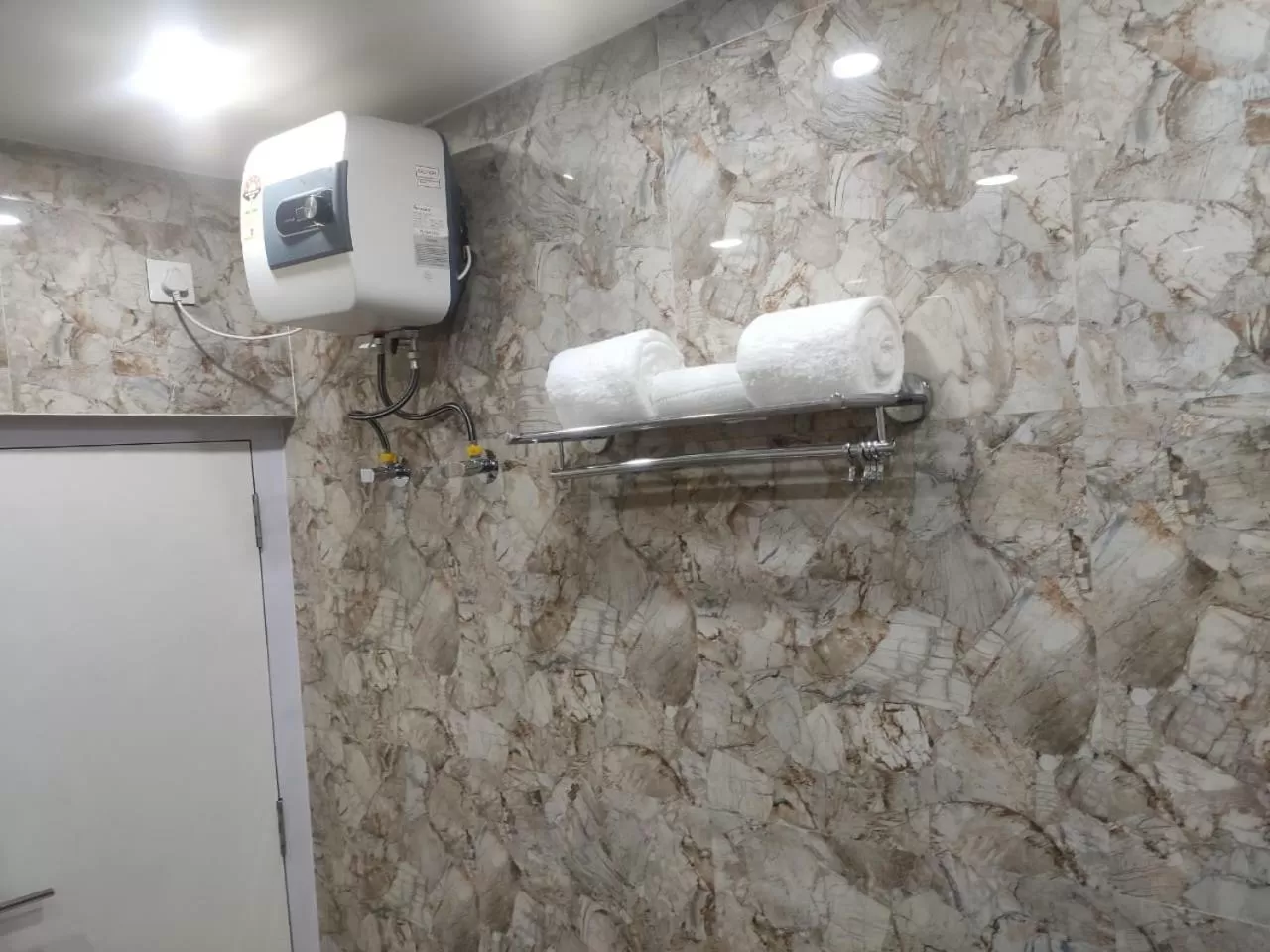 HOTEL CENTRAL SQUARE "A Couple Friendly Hotel"