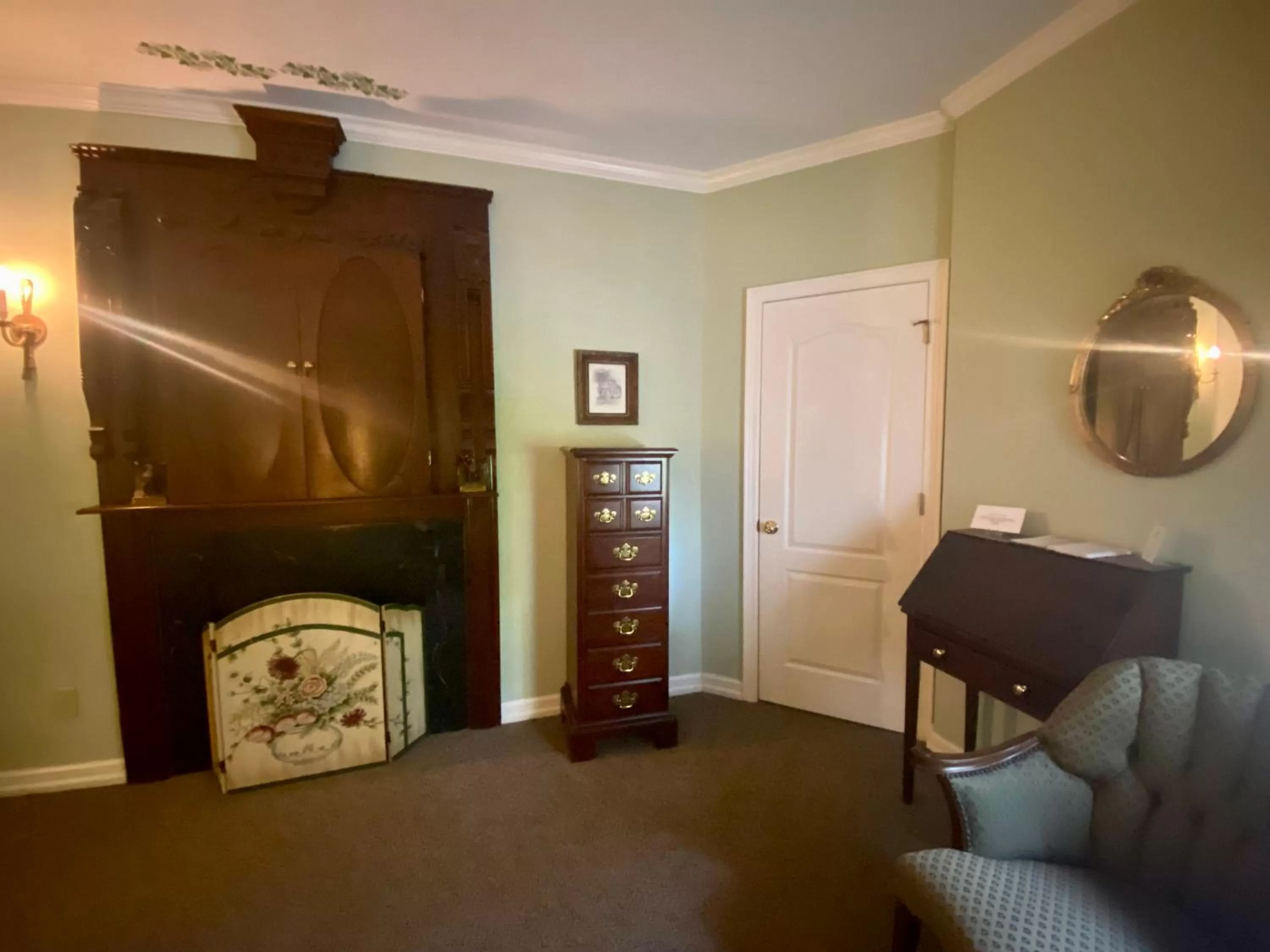 Living room, Bed in The Cypress Inn