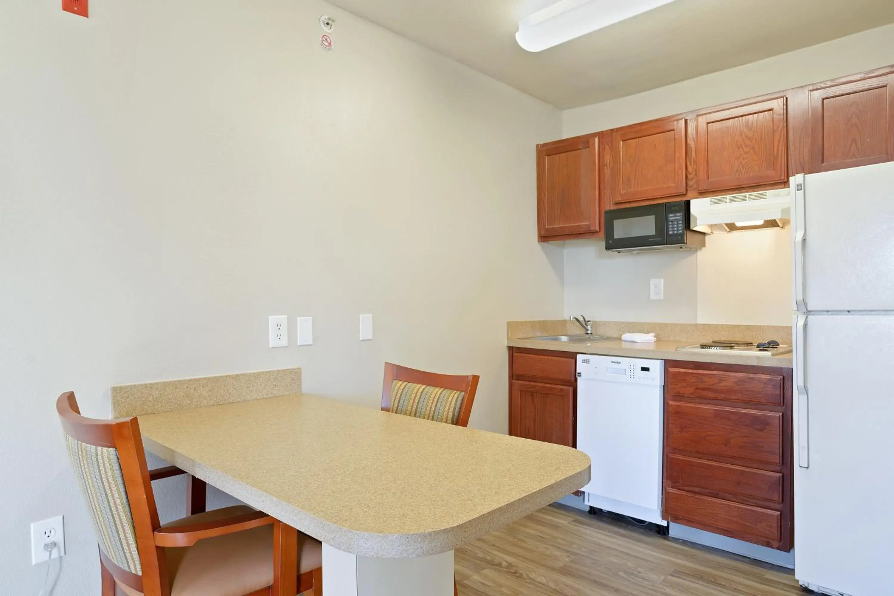 Kitchen or kitchenette in Extended Stay America Suites - Kansas City - Lenexa - 87th St