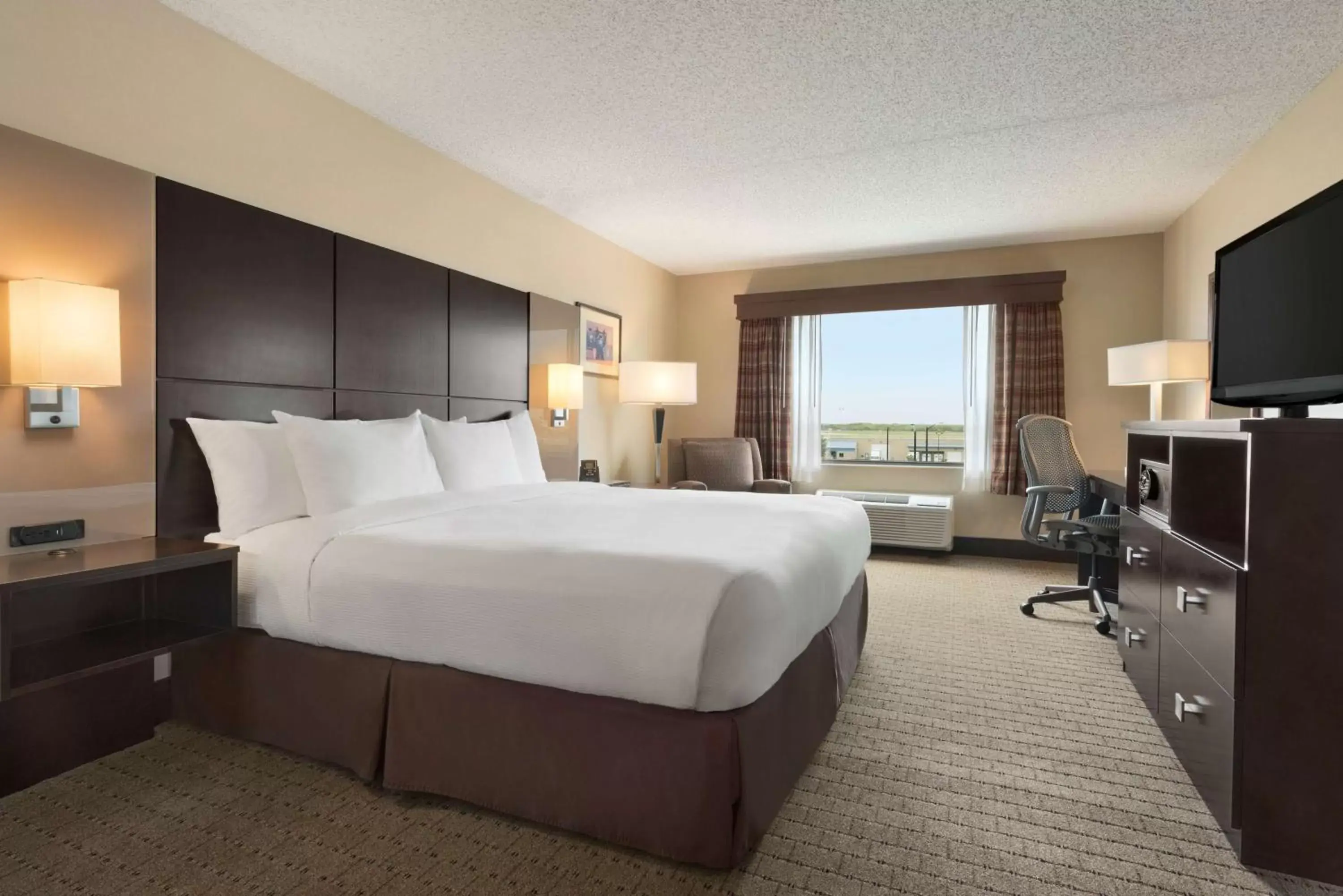 Bedroom, Bed in DoubleTree by Hilton Wichita Airport