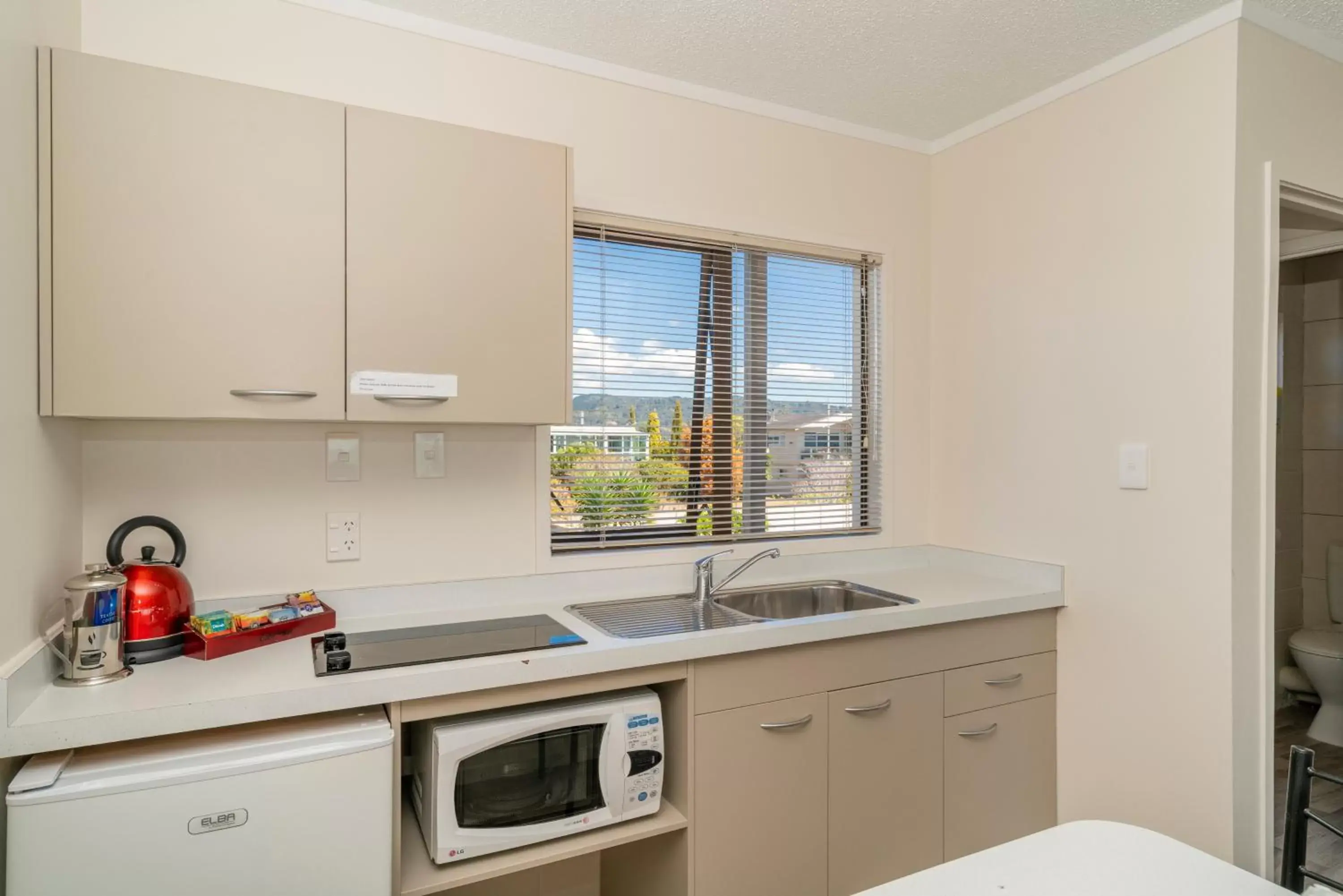 Coffee/tea facilities, Kitchen/Kitchenette in The Oceanside Motel