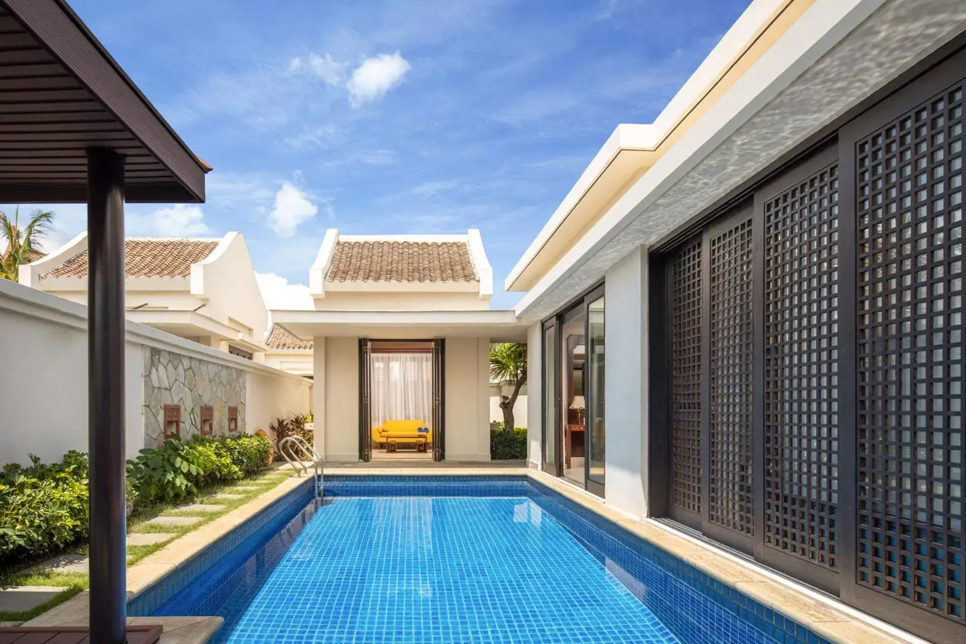 Property building, Swimming Pool in Pullman Sanya Yalong Bay Villas & Resort