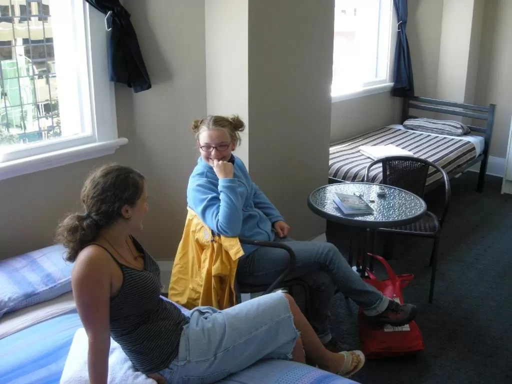 City view, Bed in Surf 'N' Snow Backpackers Across Sky Tower