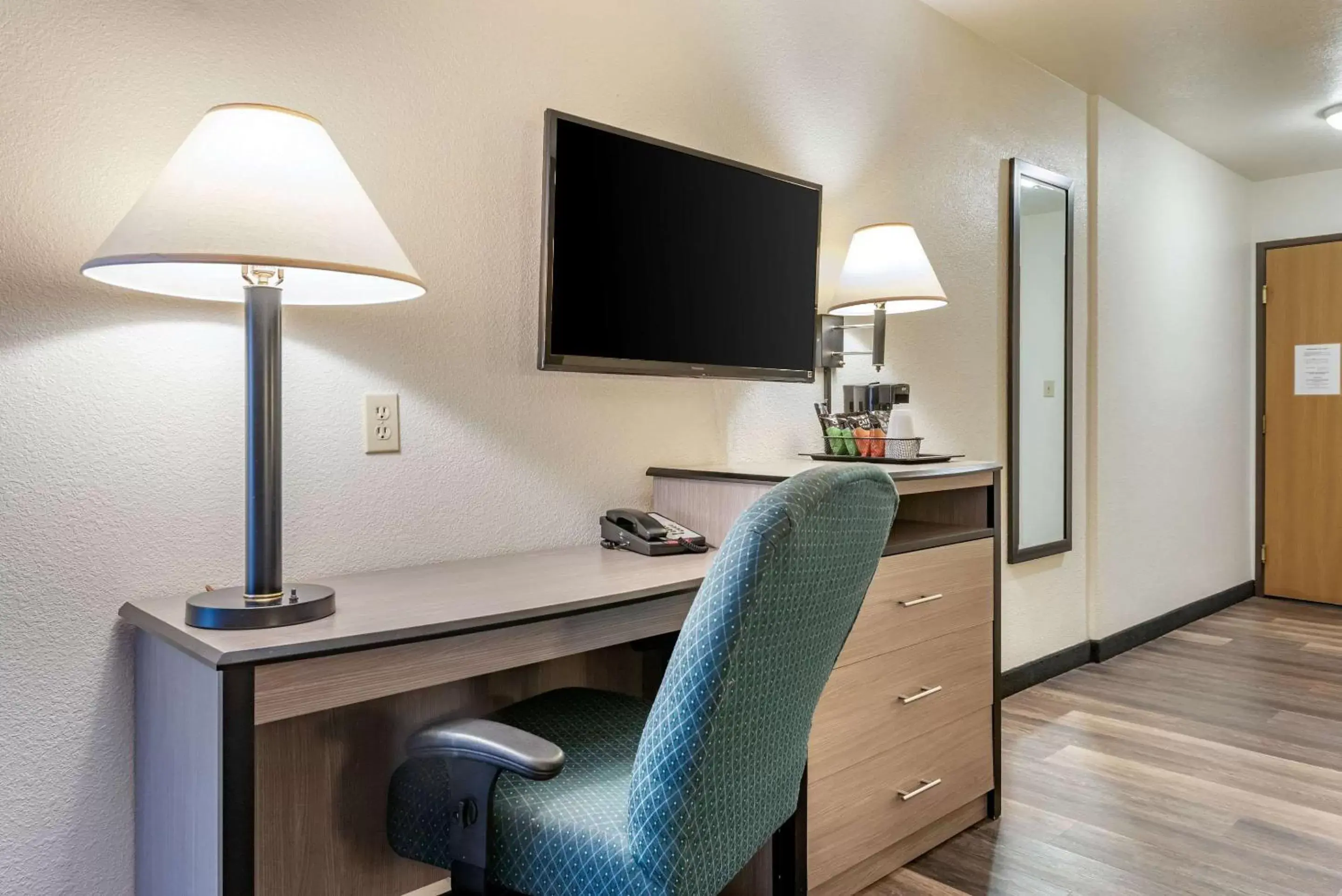 Photo of the whole room, TV/Entertainment Center in Econo Lodge Pueblo