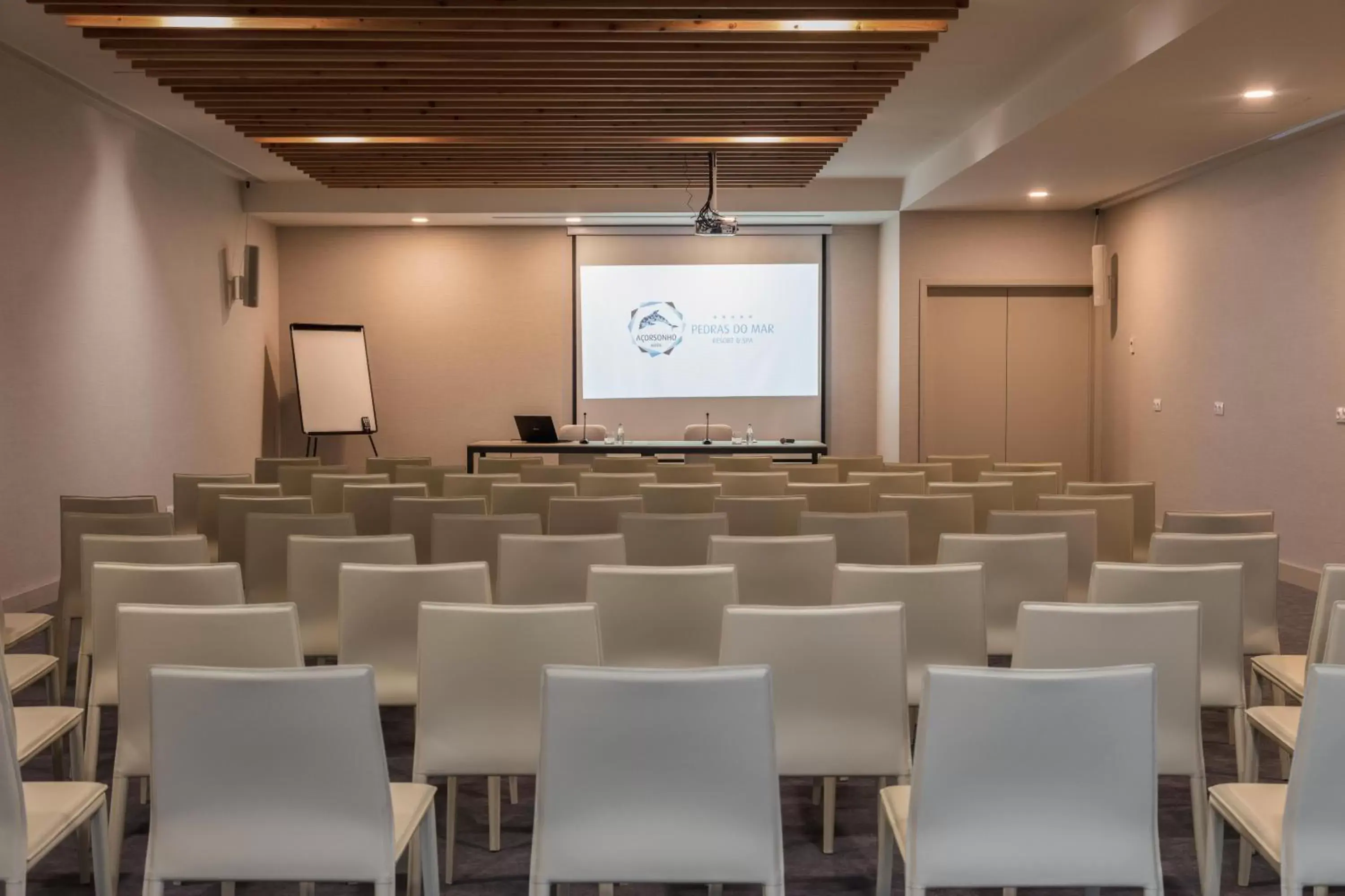 Meeting/conference room in Pedras do Mar Resort & Spa