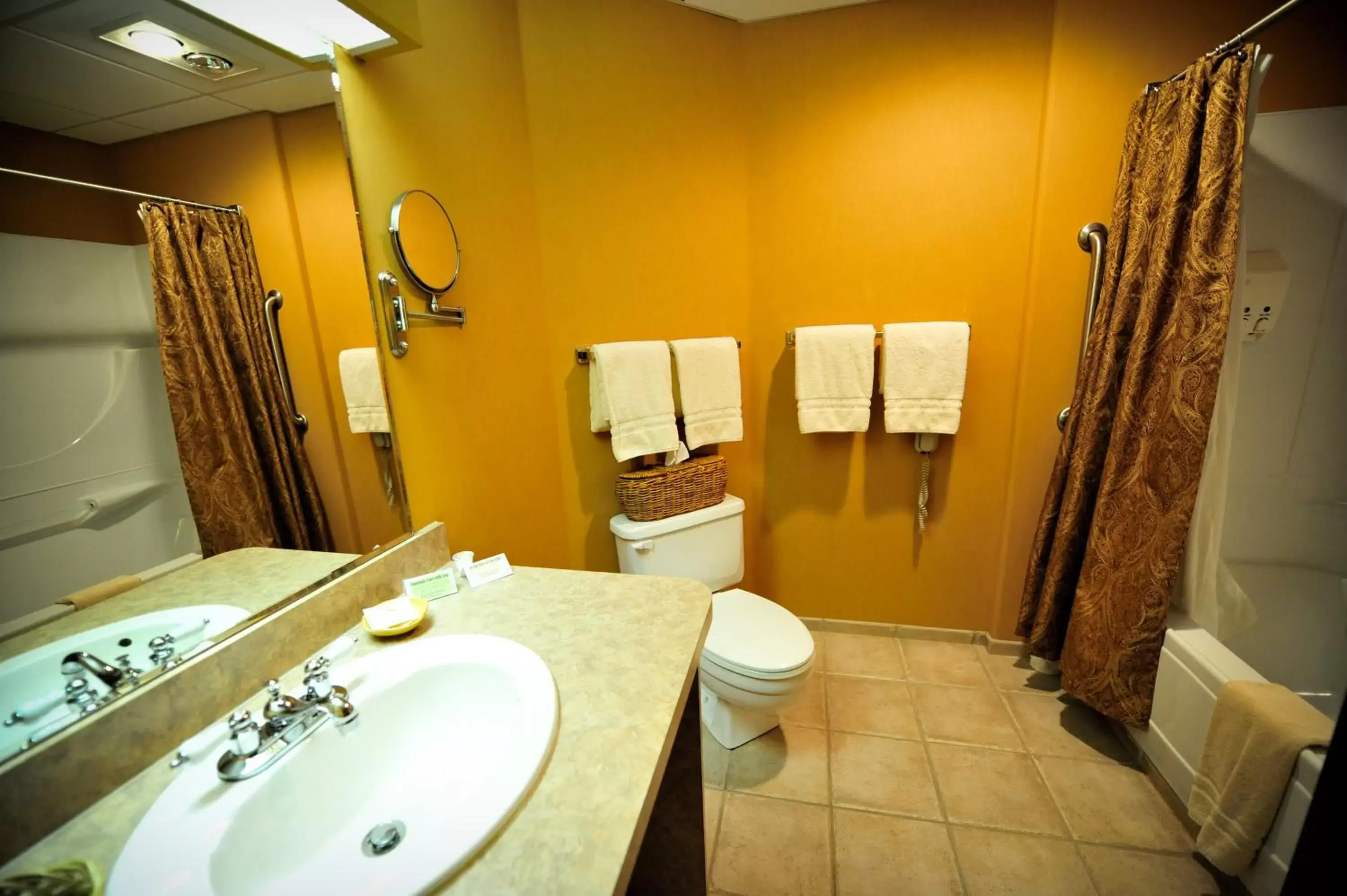 Shower, Bathroom in The Common Man Inn, Spa & Lodge