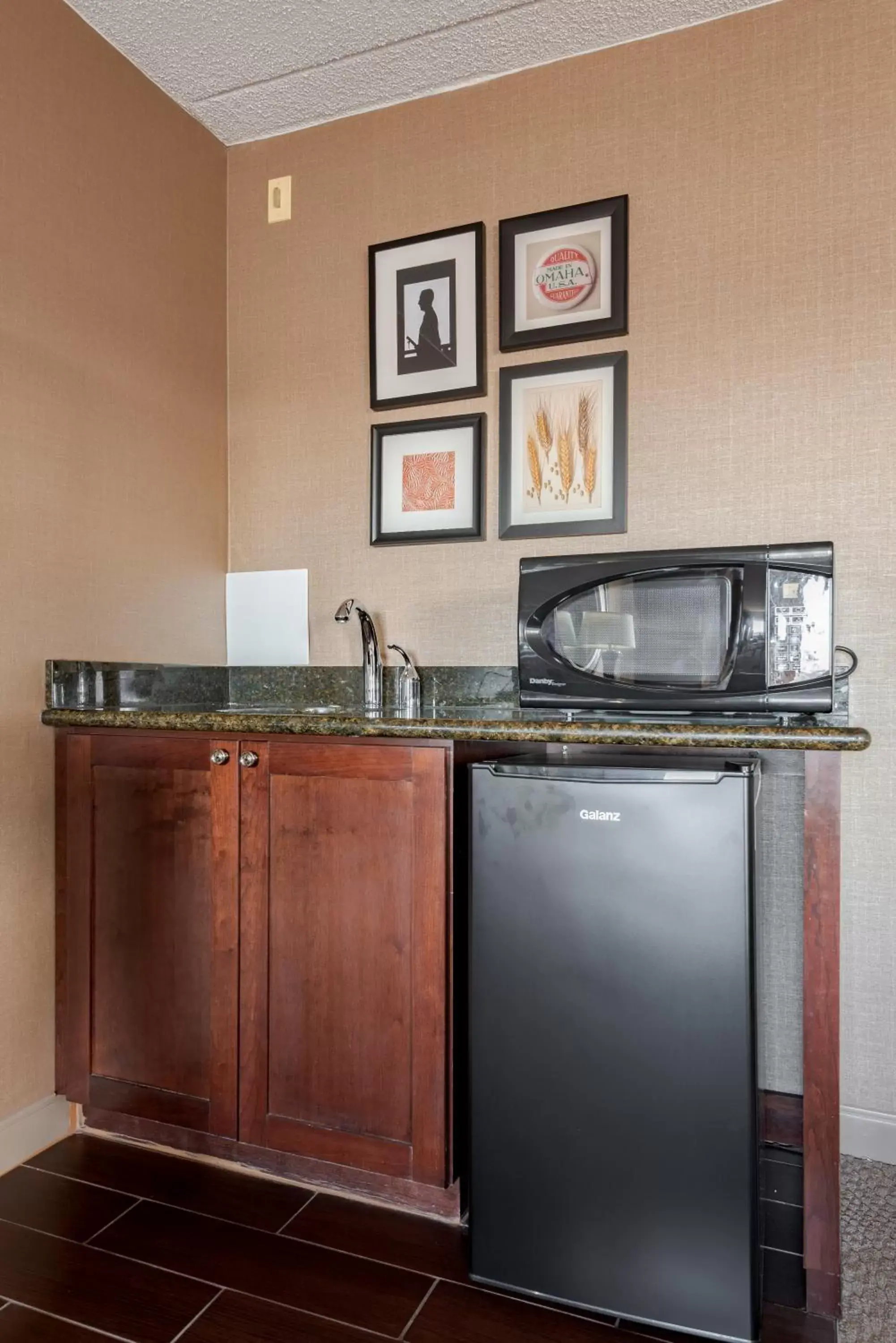 minibar, Kitchen/Kitchenette in Wyndham Omaha Hotel - West Dodge