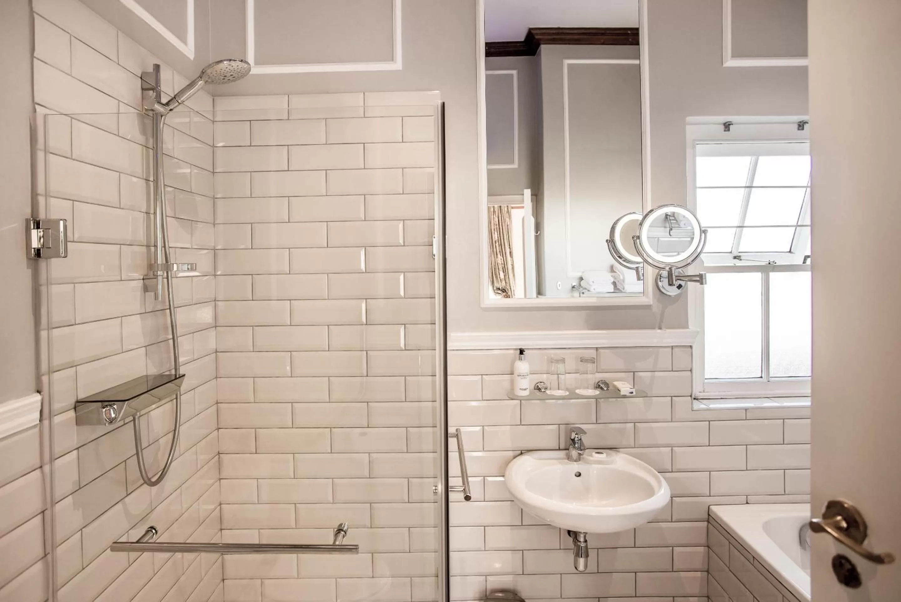 Bathroom in Eendracht Hotel