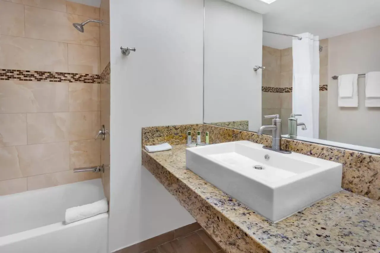 King Suite - Non-Smoking in Days Inn by Wyndham Piedras Negras King Suite - Non-Smoking in Days Inn by Wyndham Piedras Negras