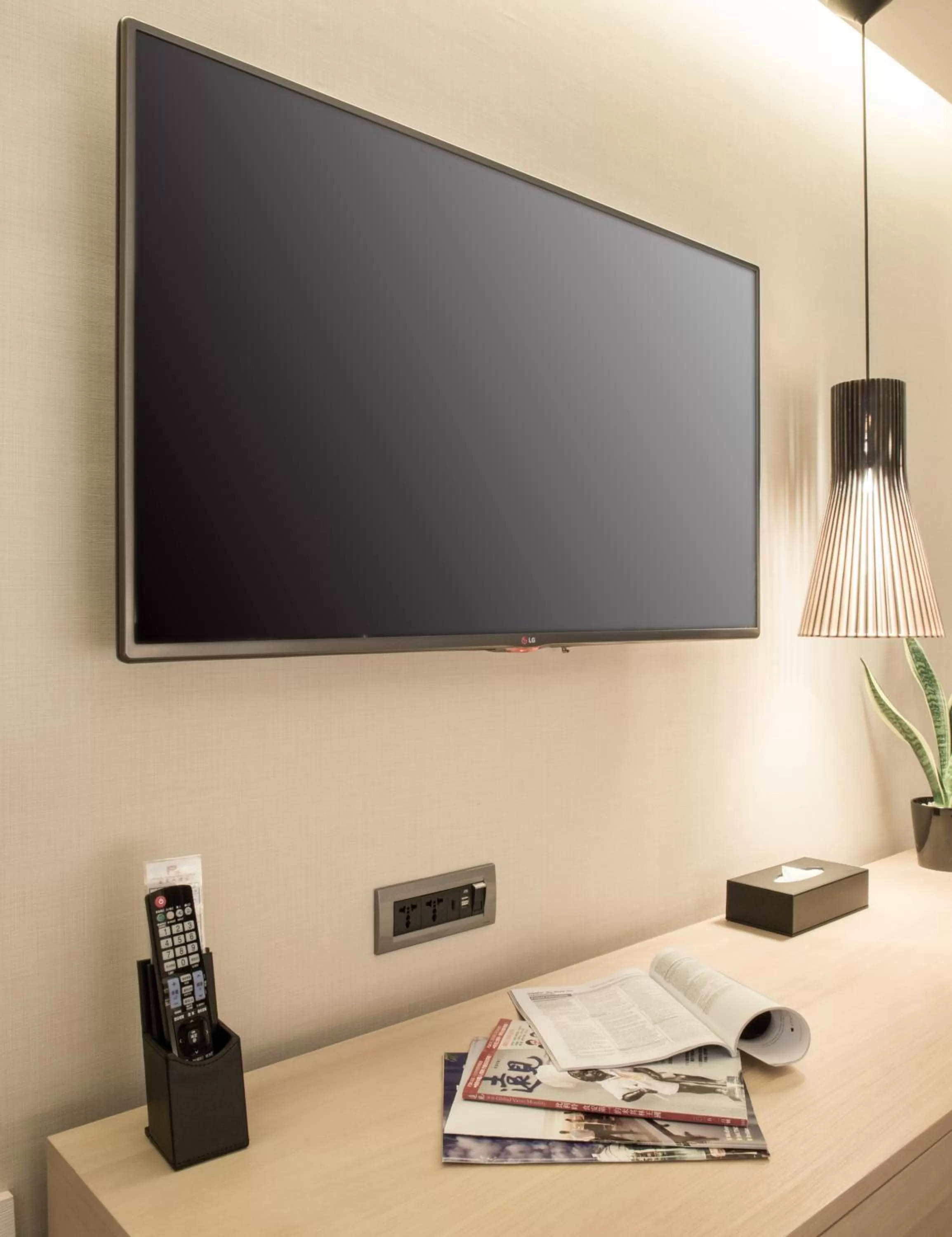 TV and multimedia in Riverview Suites Taipei