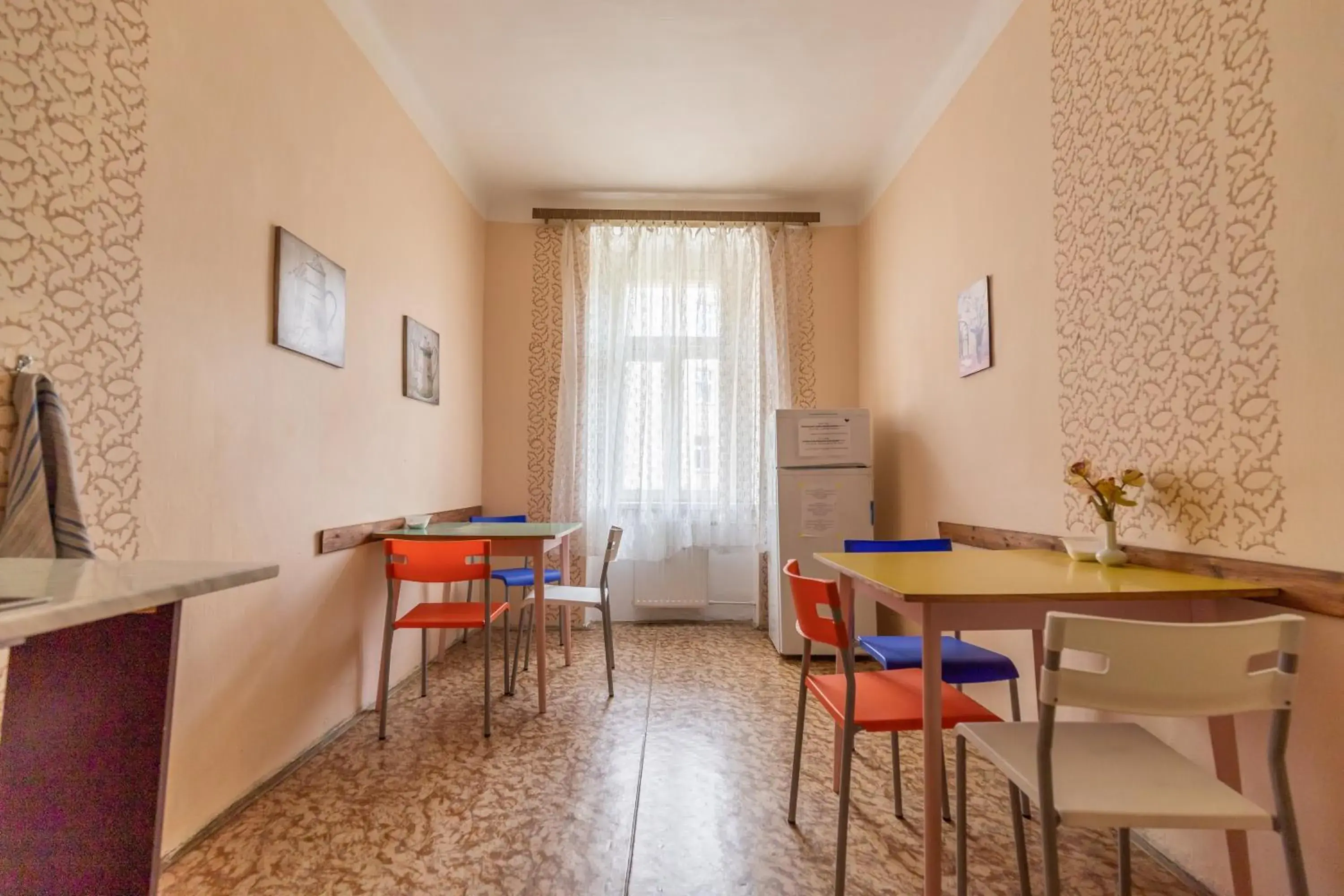 Communal kitchen, Dining Area in Hostel Dakura