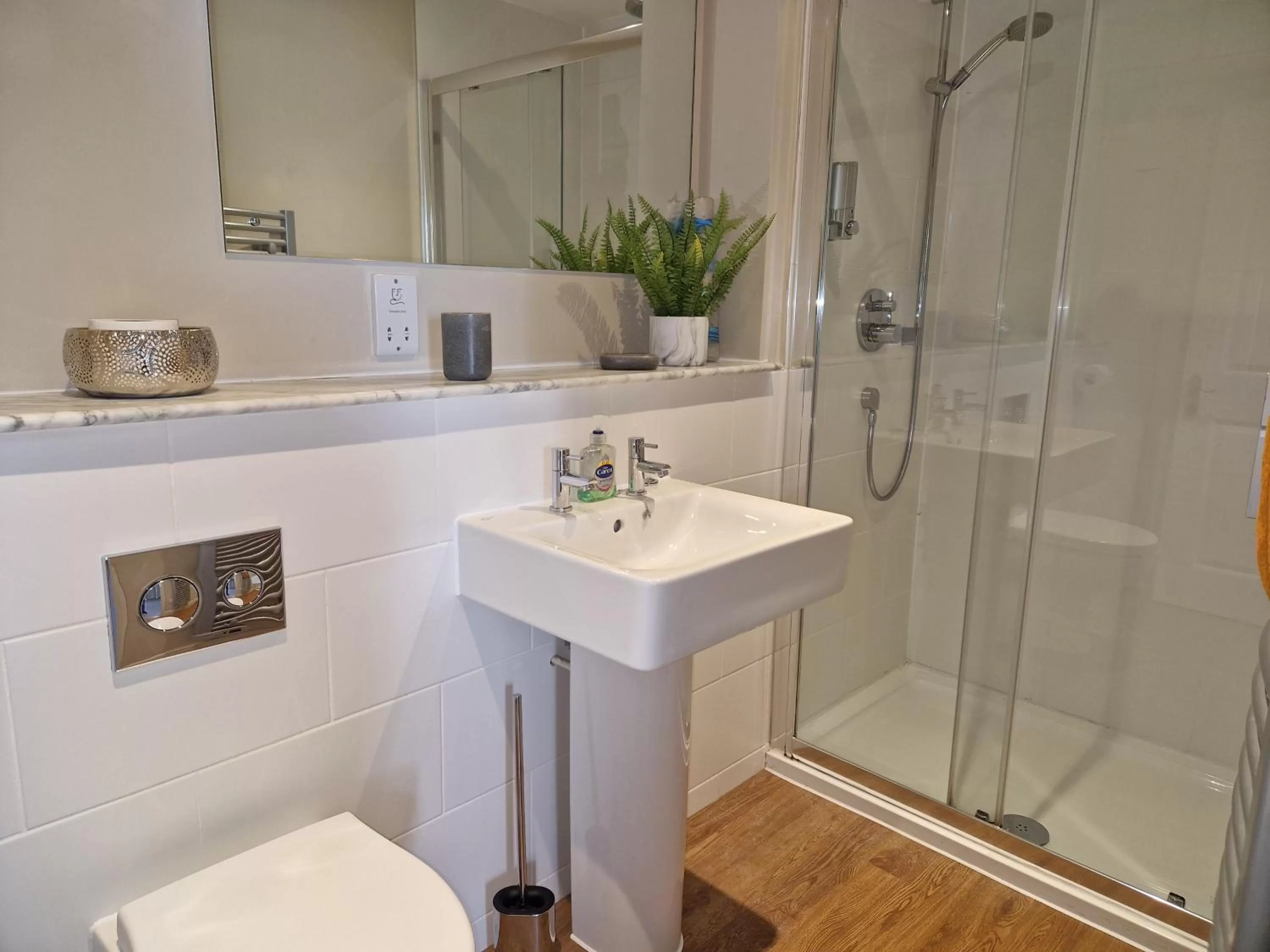 Shower in The Pelican Inn