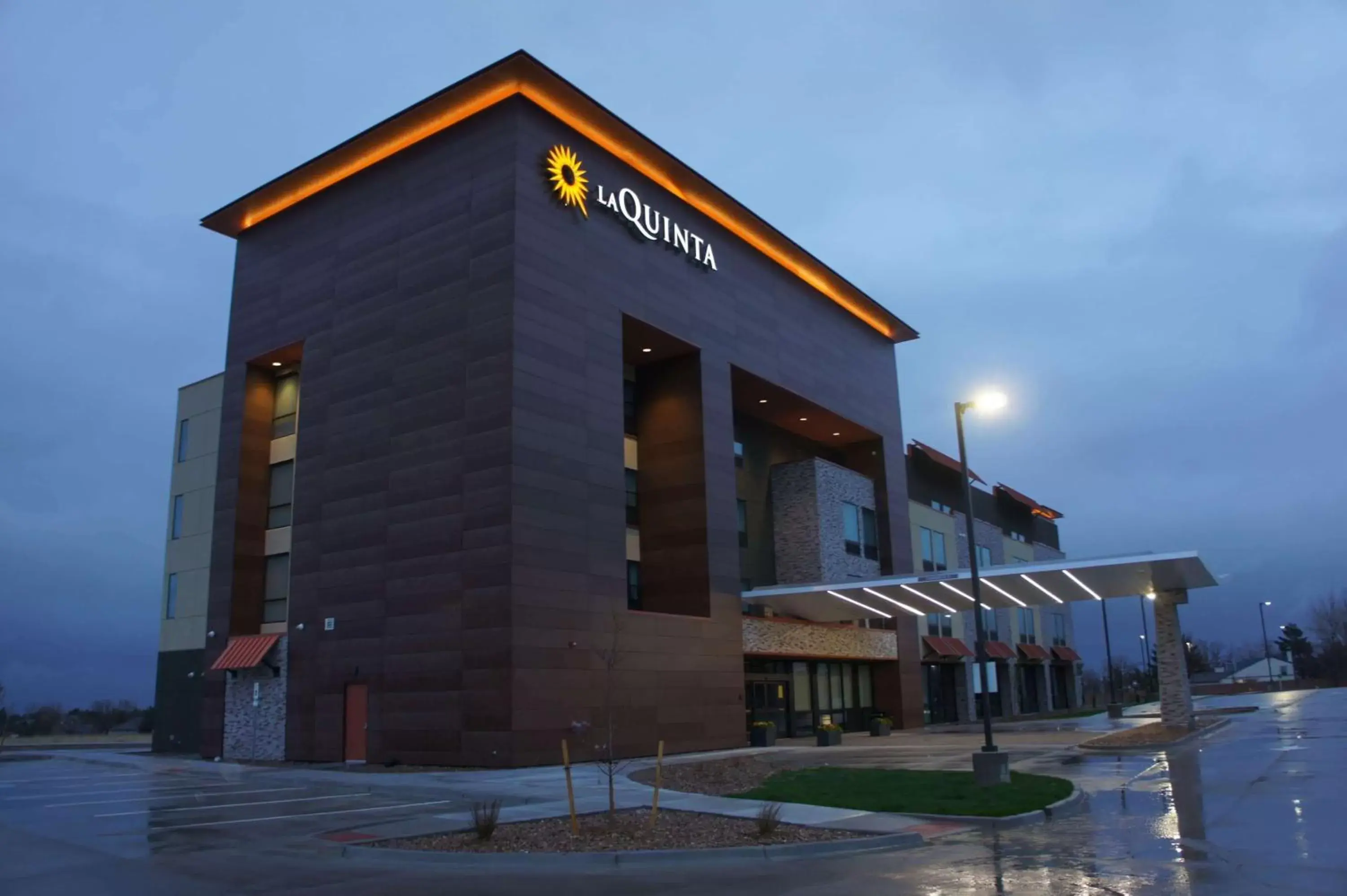 Property building in La Quinta Inn & Suites by Wyndham Littleton-Red Rocks Property building in La Quinta Inn & Suites by Wyndham Littleton-Red Rocks