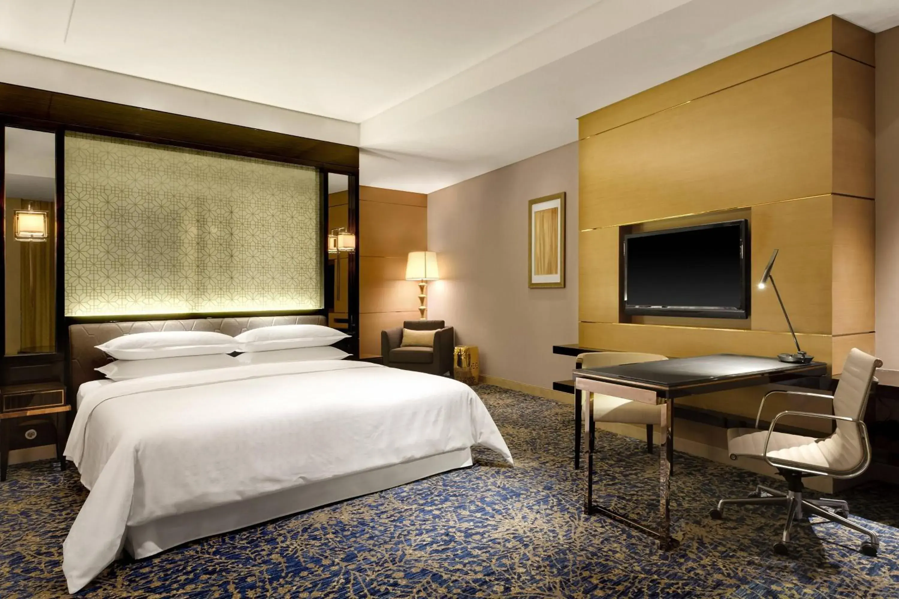 Photo of the whole room, Bed in Sheraton Changchun Jingyuetan Hotel