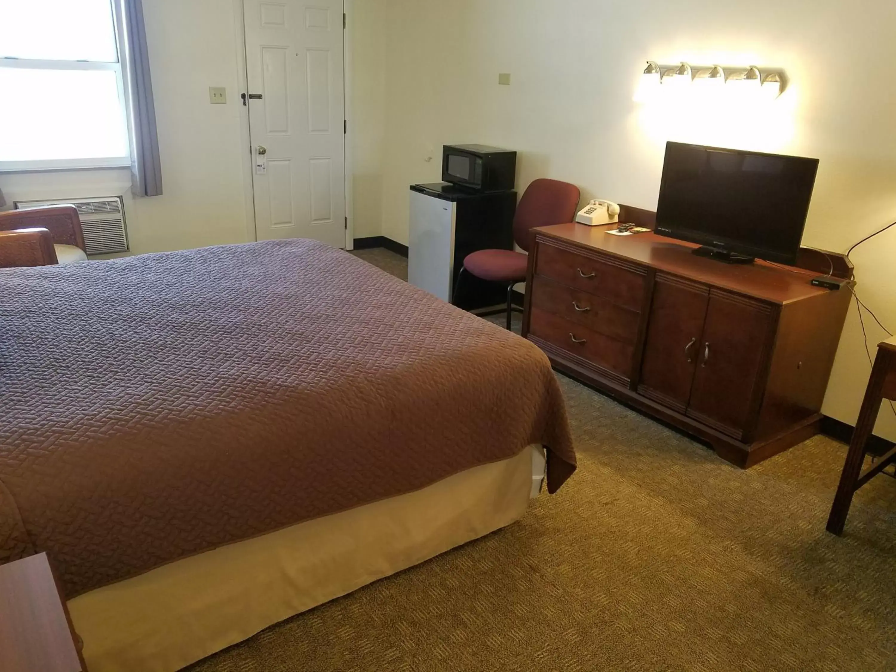 TV and multimedia, Bed in West Plains Motel