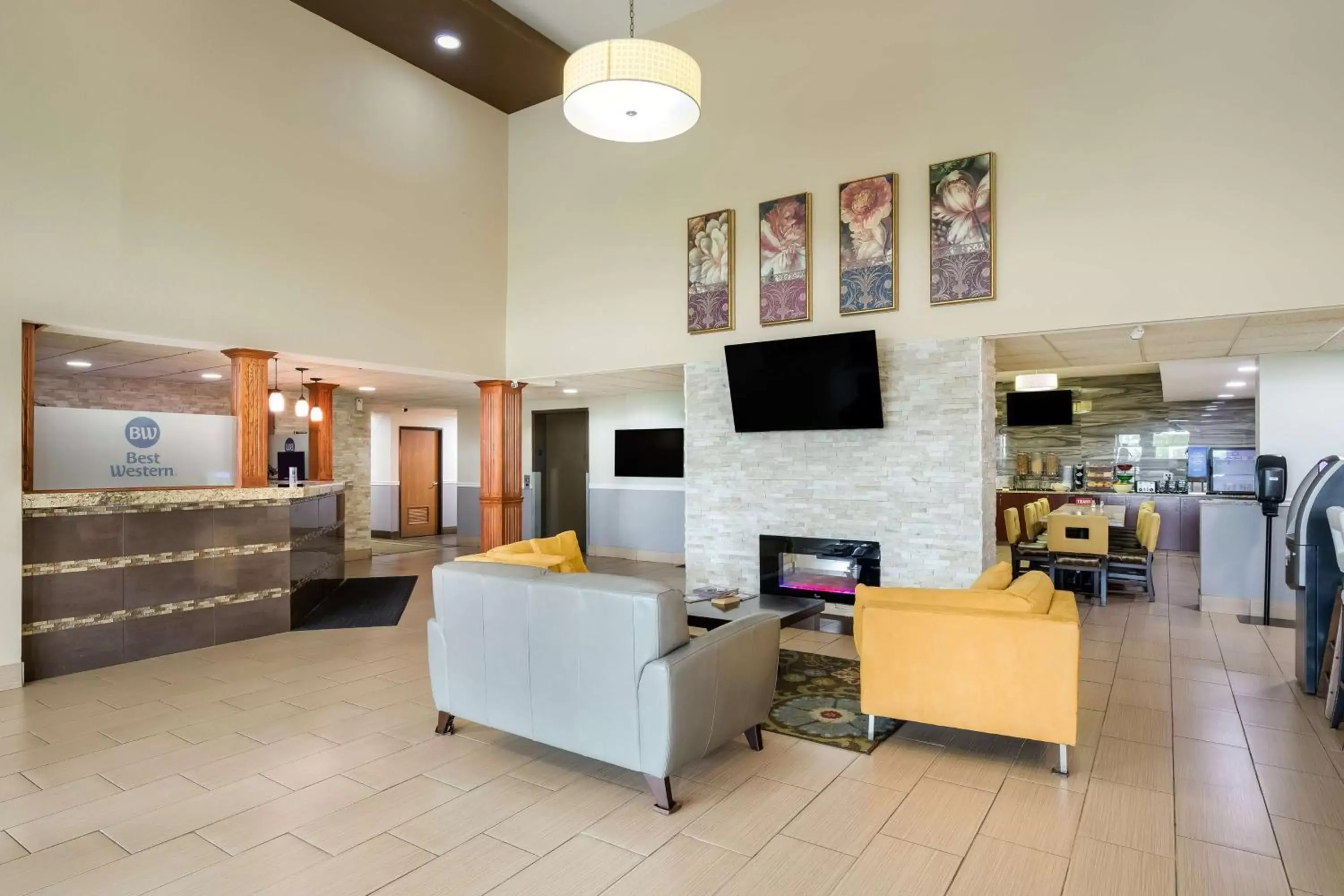 Lobby or reception in Best Western Waukesha Grand