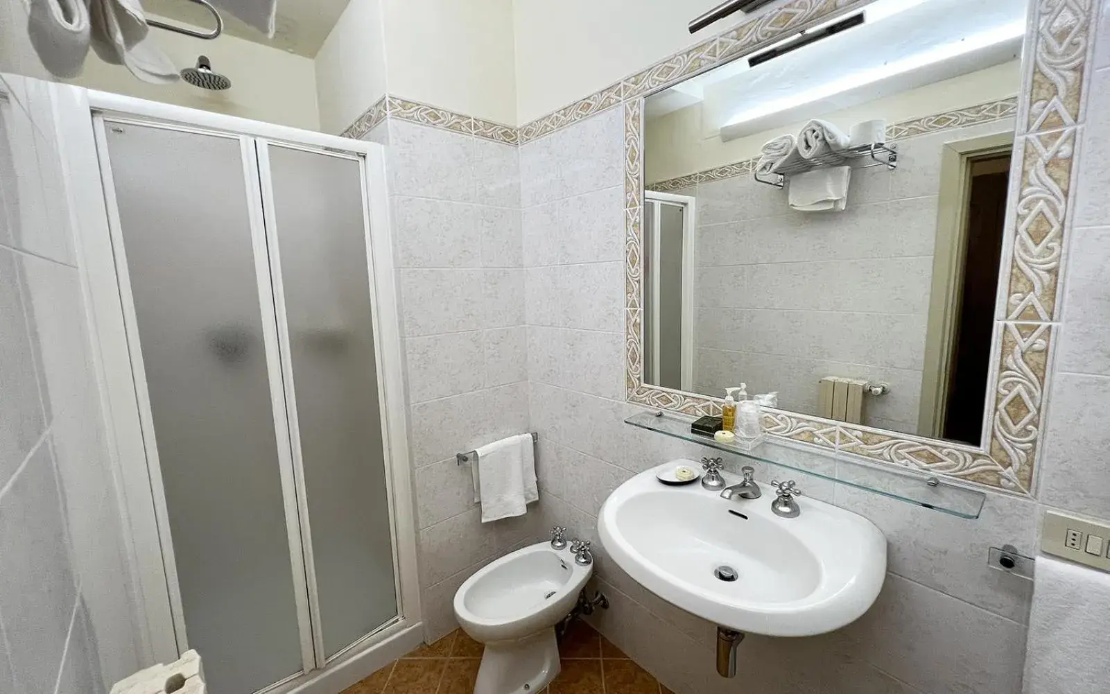 Shower, Bathroom in Hotel San Michele