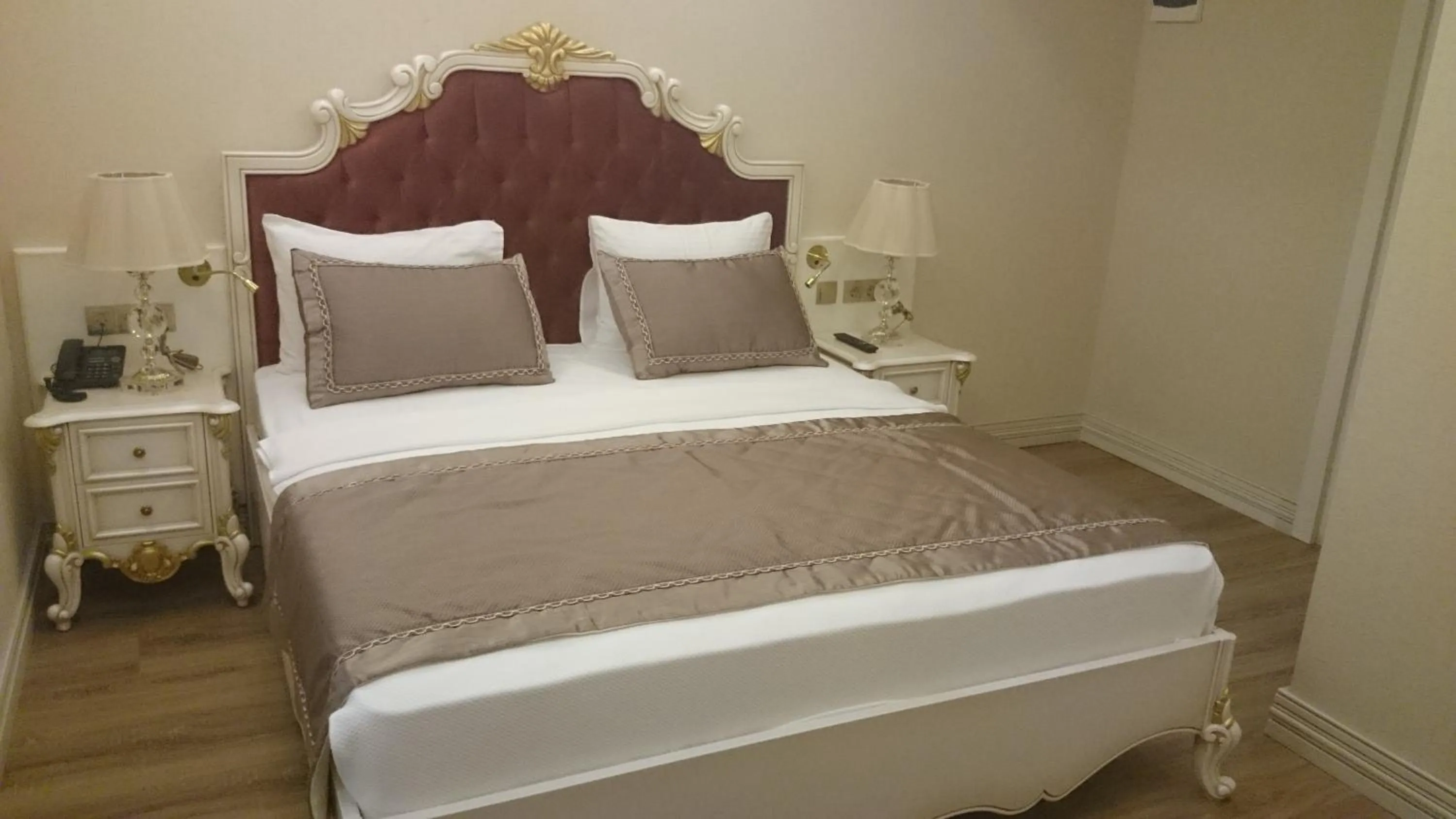 Bedroom in Glorious Hotel