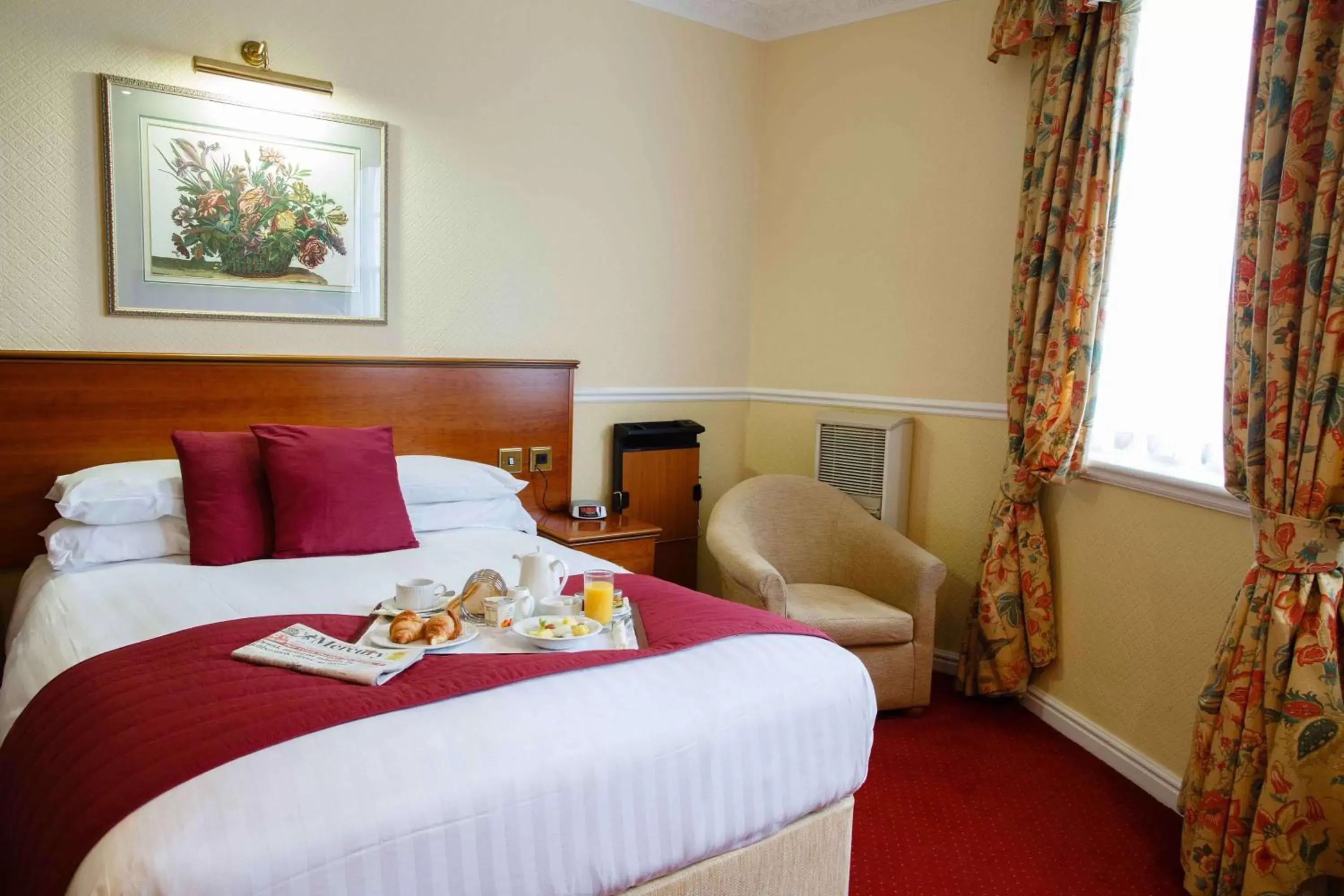 Photo of the whole room, Bed in Best Western Lichfield City Centre The George Hotel