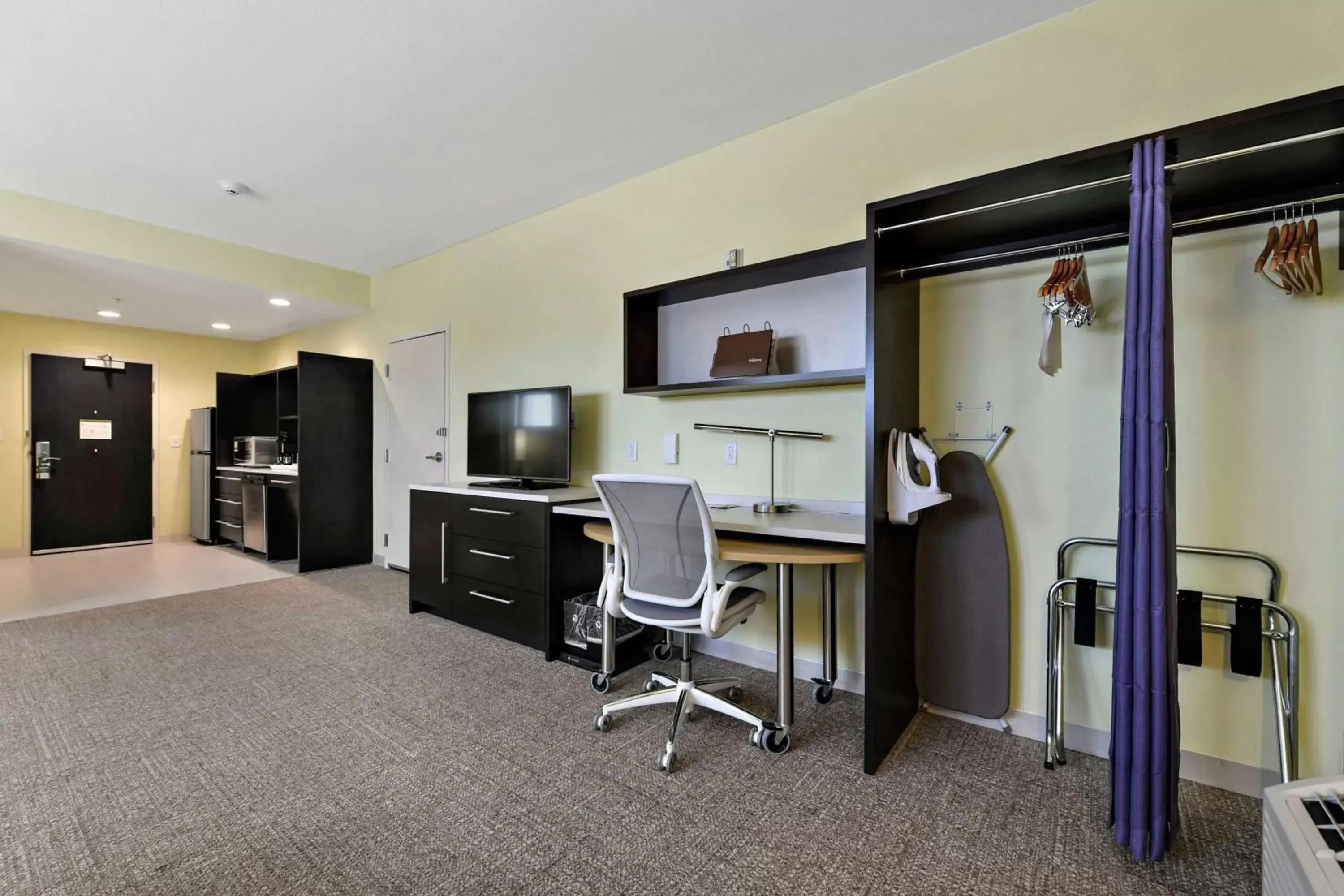 King Suite - Mobility/Hearing Access with Bath Tub - Non-Smoking in Home2 Suites by Hilton Gulfport I-10 King Suite - Mobility/Hearing Access with Bath Tub - Non-Smoking in Home2 Suites by Hilton Gulfport I-10