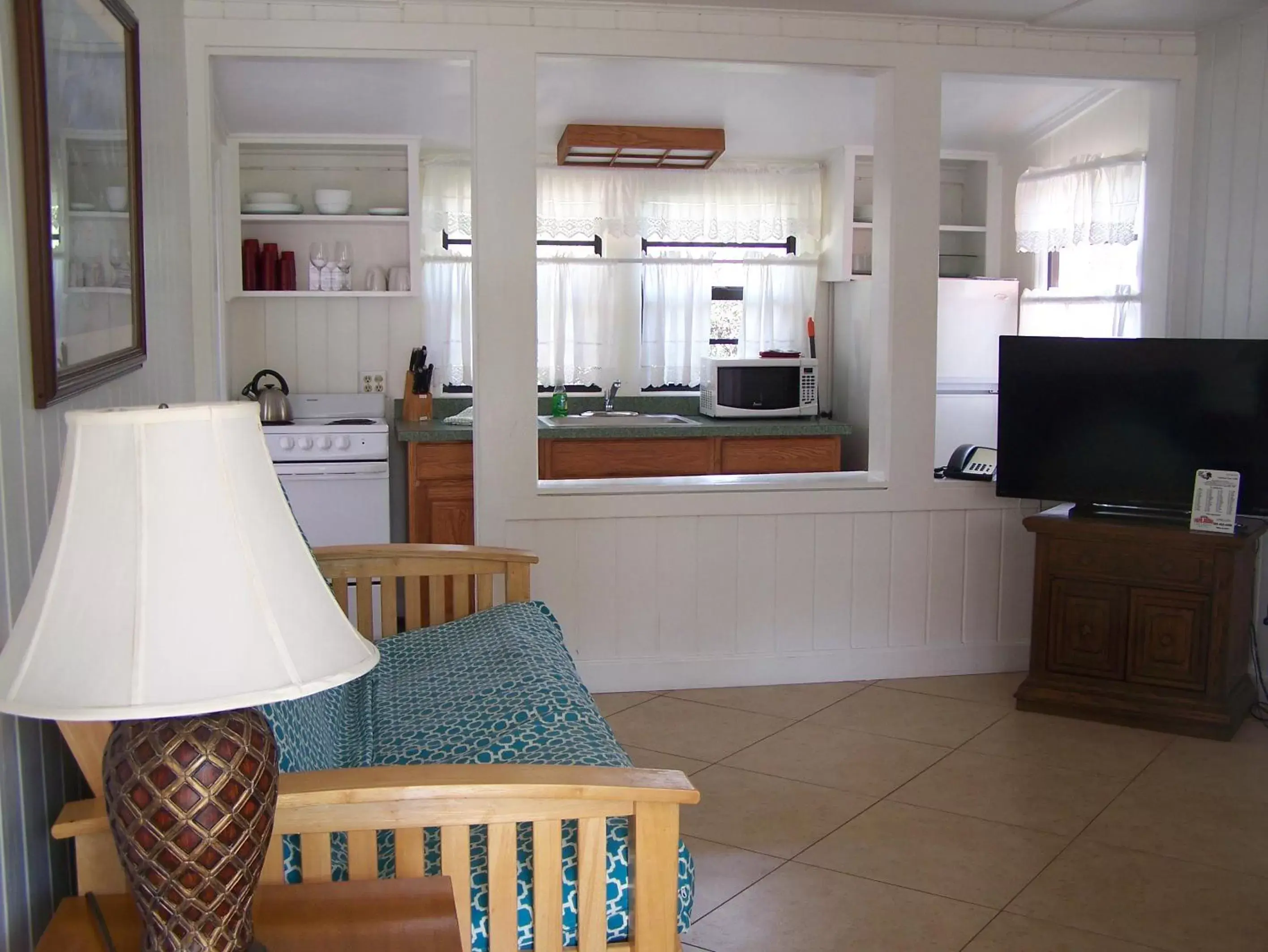 Kitchen or kitchenette, Seating Area in Rock Reef Resort