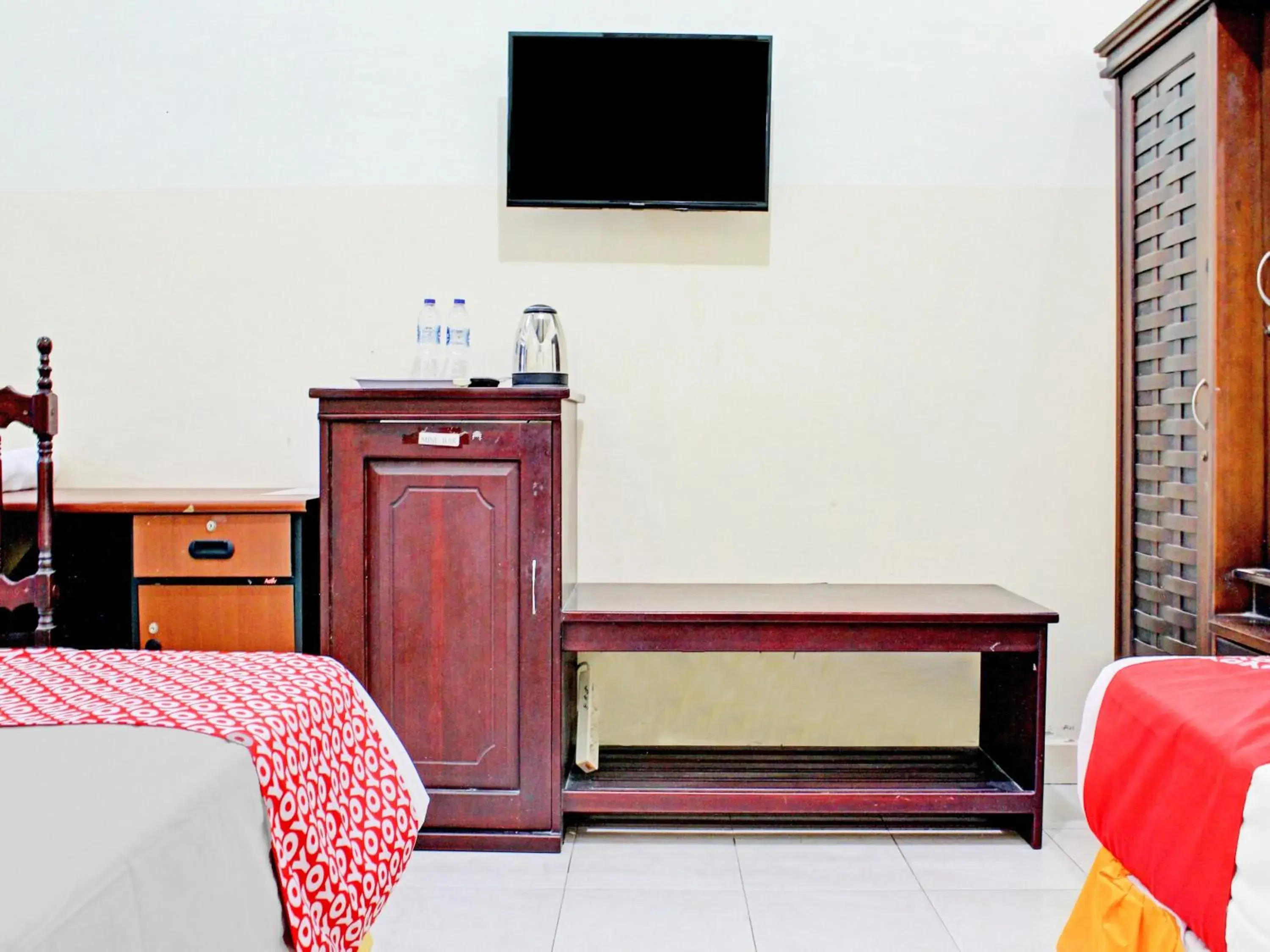 Bedroom, TV/Entertainment Center in Capital O 90417 Hotel Batu Suli Internasional