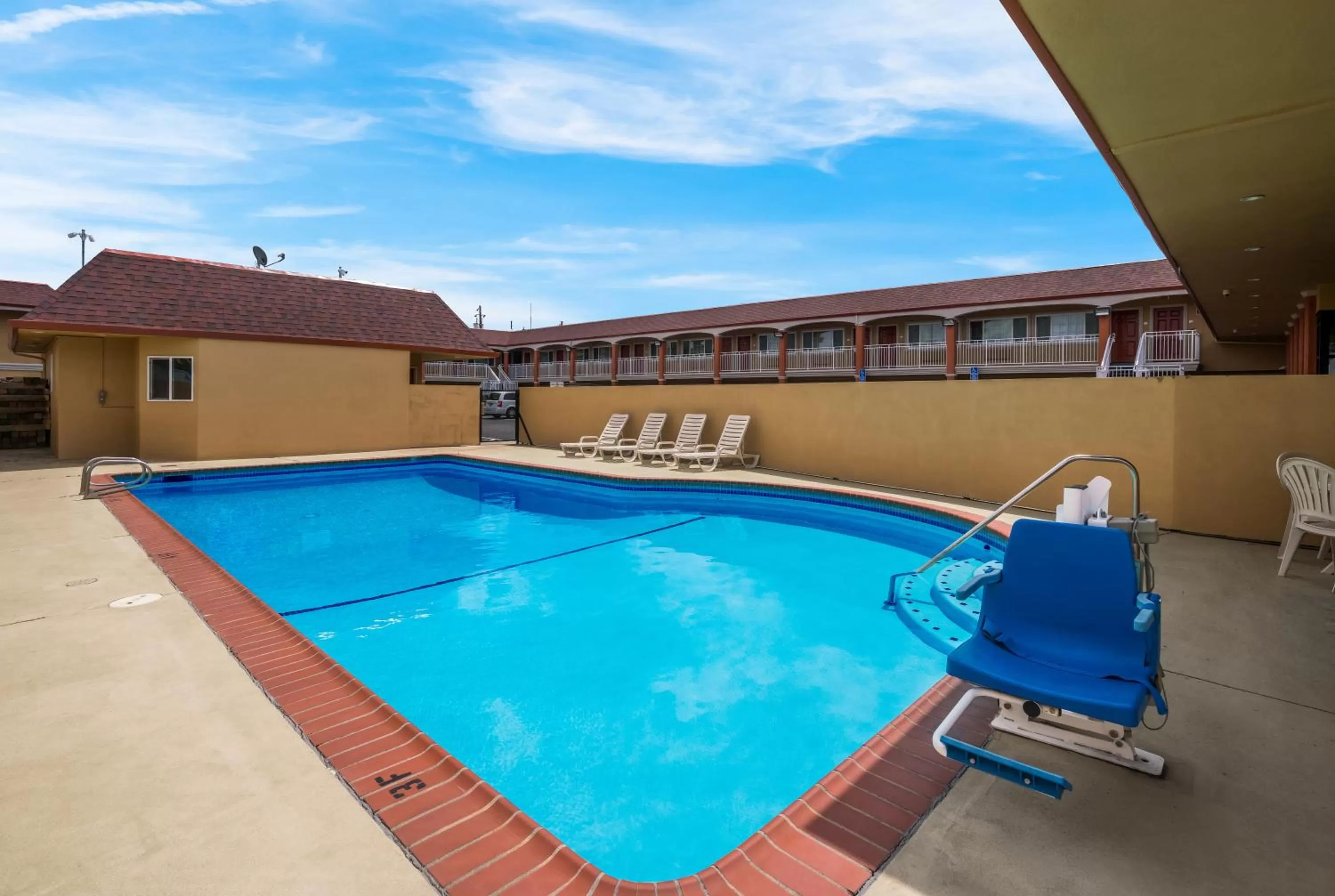 Swimming pool in Quality Inn Fairfield Napa Valley Area