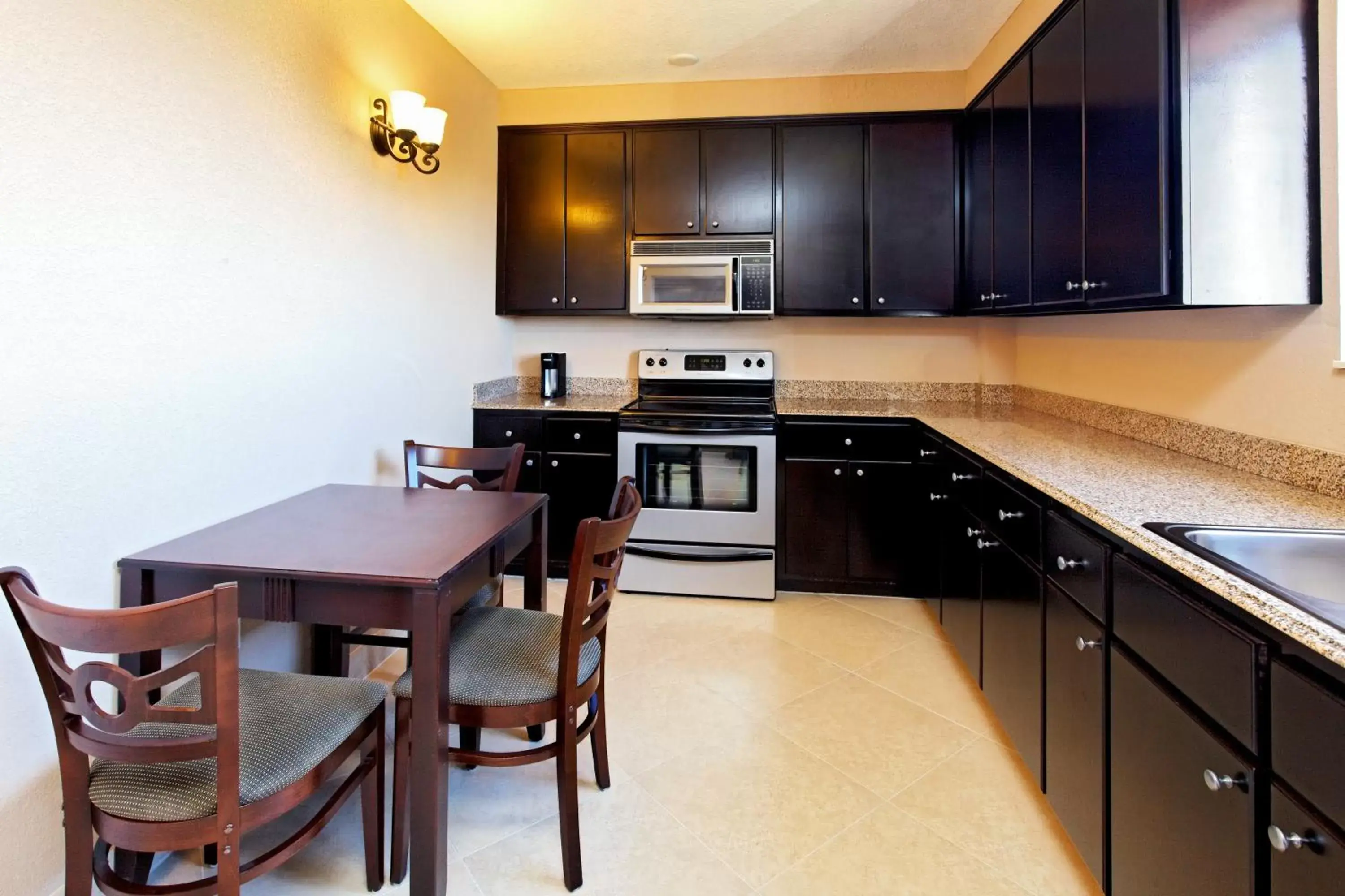 Photo of the whole room, Kitchen/Kitchenette in Holiday Inn Express Hotel & Suites Crestview South I-10, an IHG Hotel