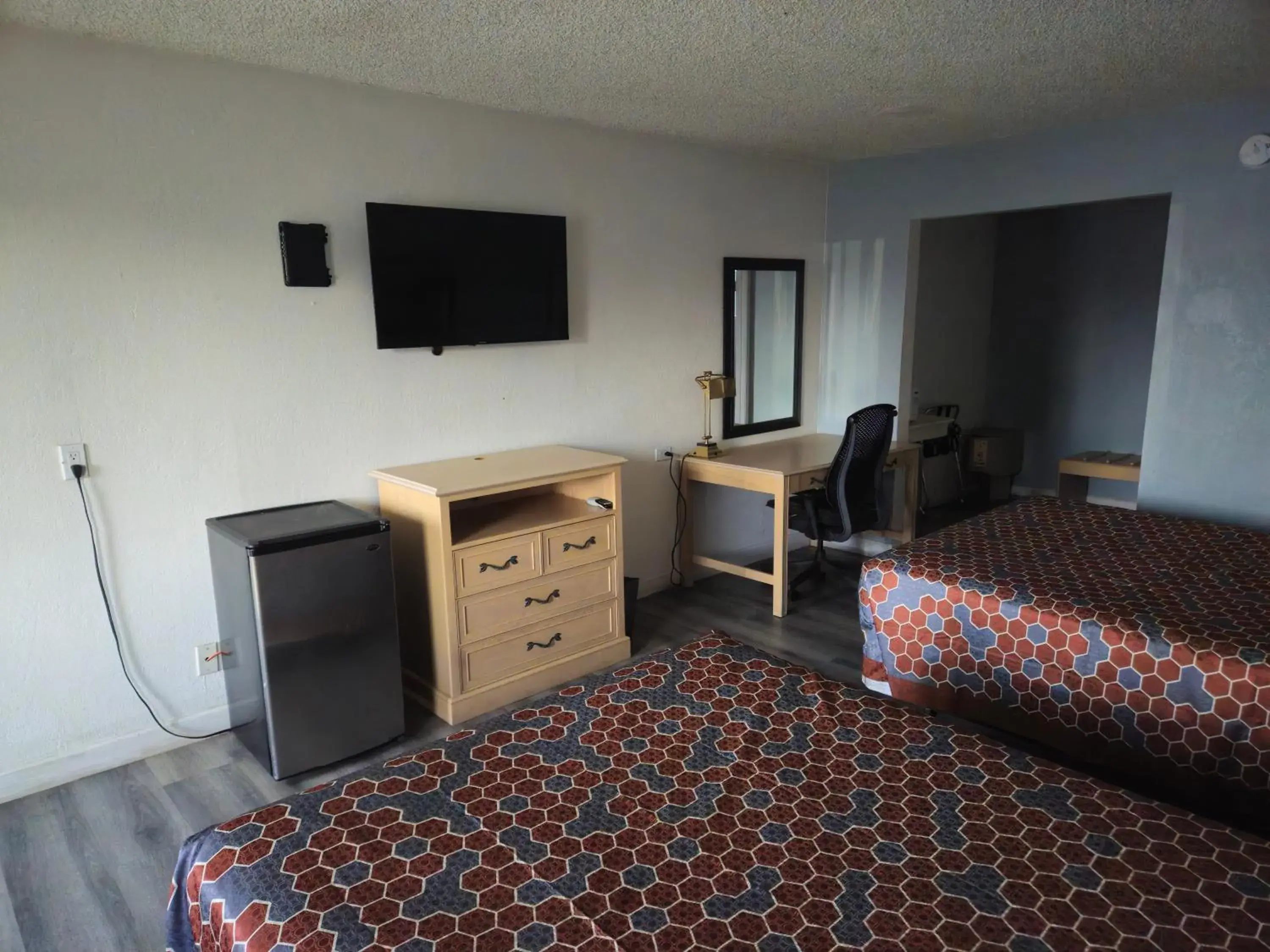 Bedroom, TV/Entertainment Center in Heritage Inn