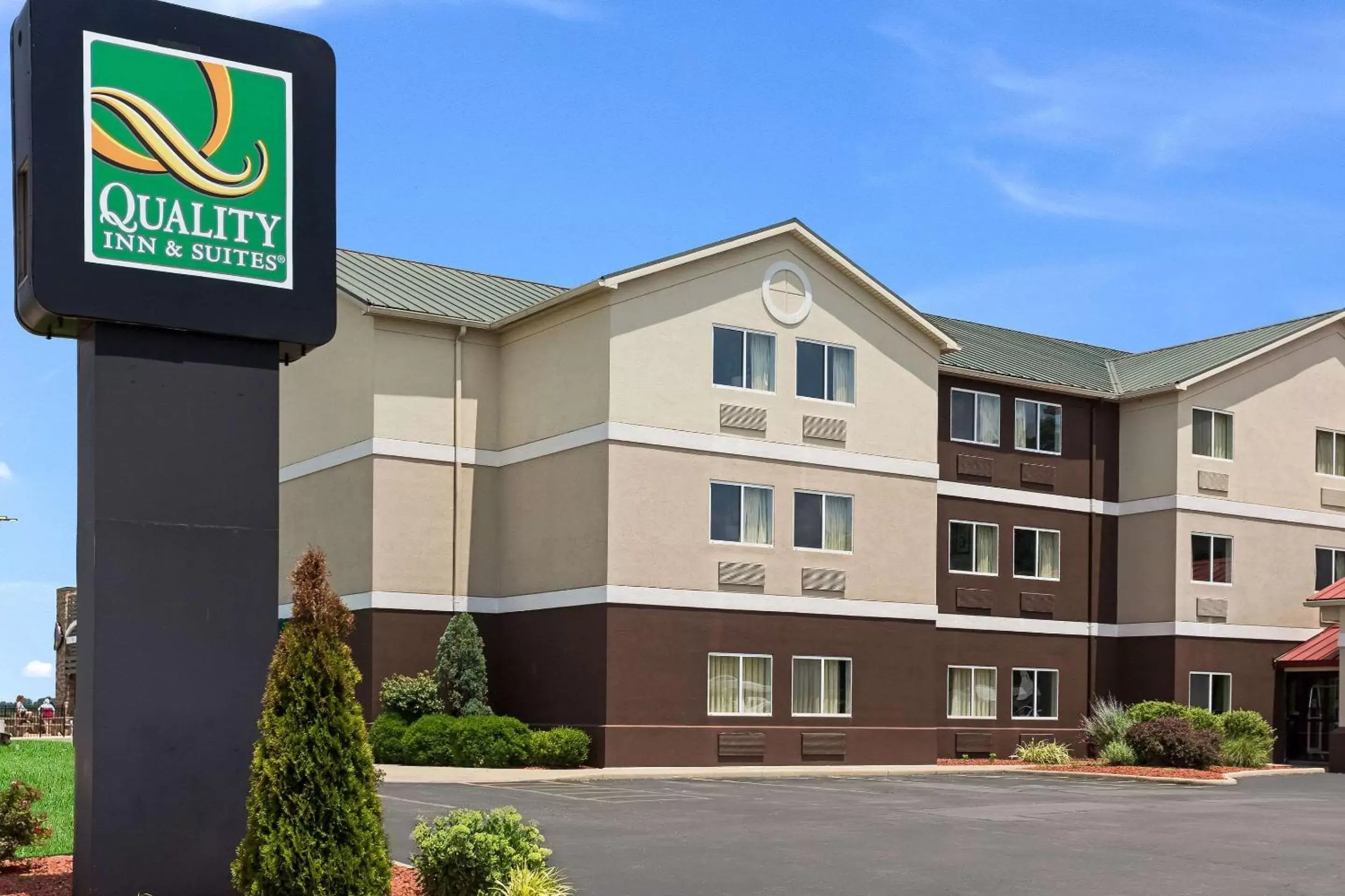 Property building in Quality Inn & Suites Ferdinand Property building in Quality Inn & Suites Ferdinand