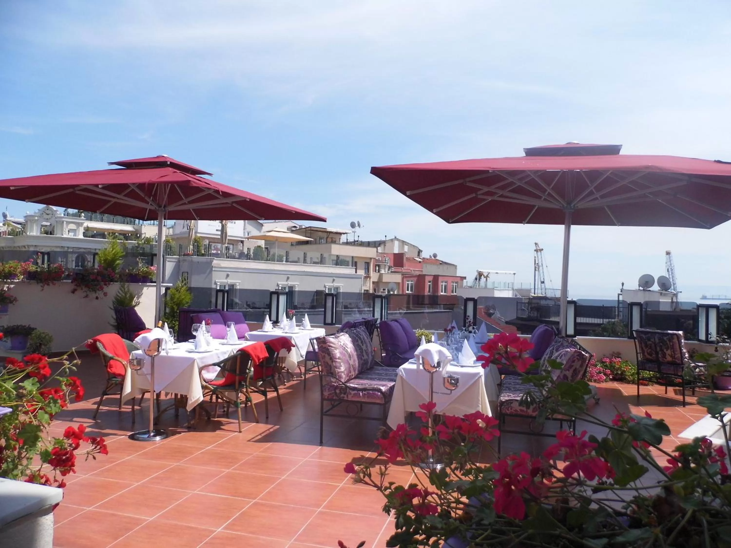 Restaurant/places to eat in GLK PREMIER The Home Suites & Spa