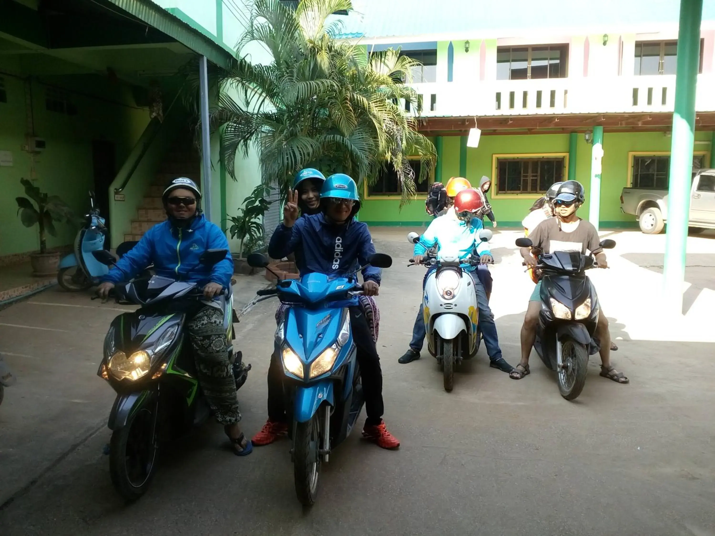 group of guests in Rueang Sri Siri Guesthouse