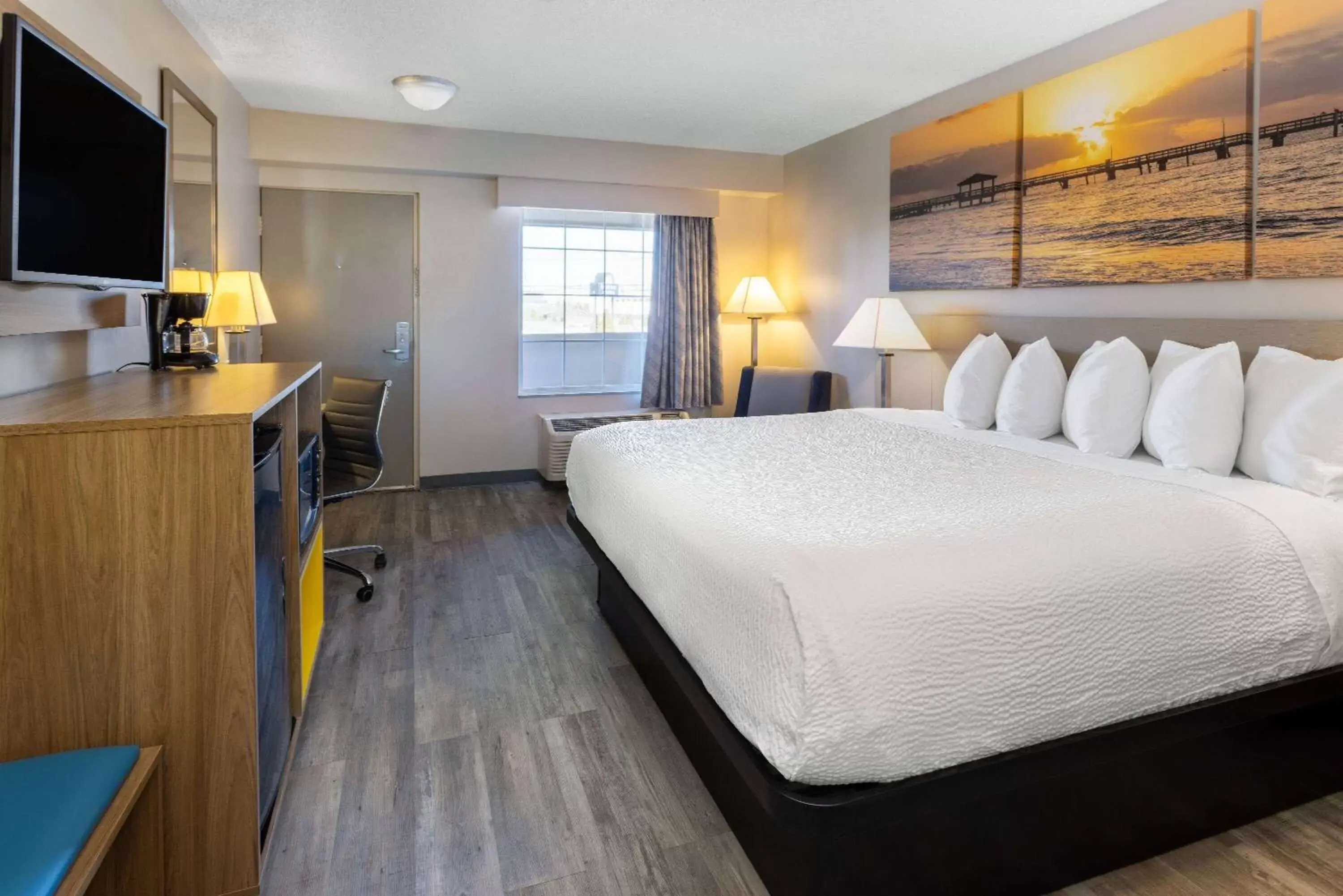 Photo of the whole room, Bed in Days Inn & Suites by Wyndham Cherry Hill - Philadelphia