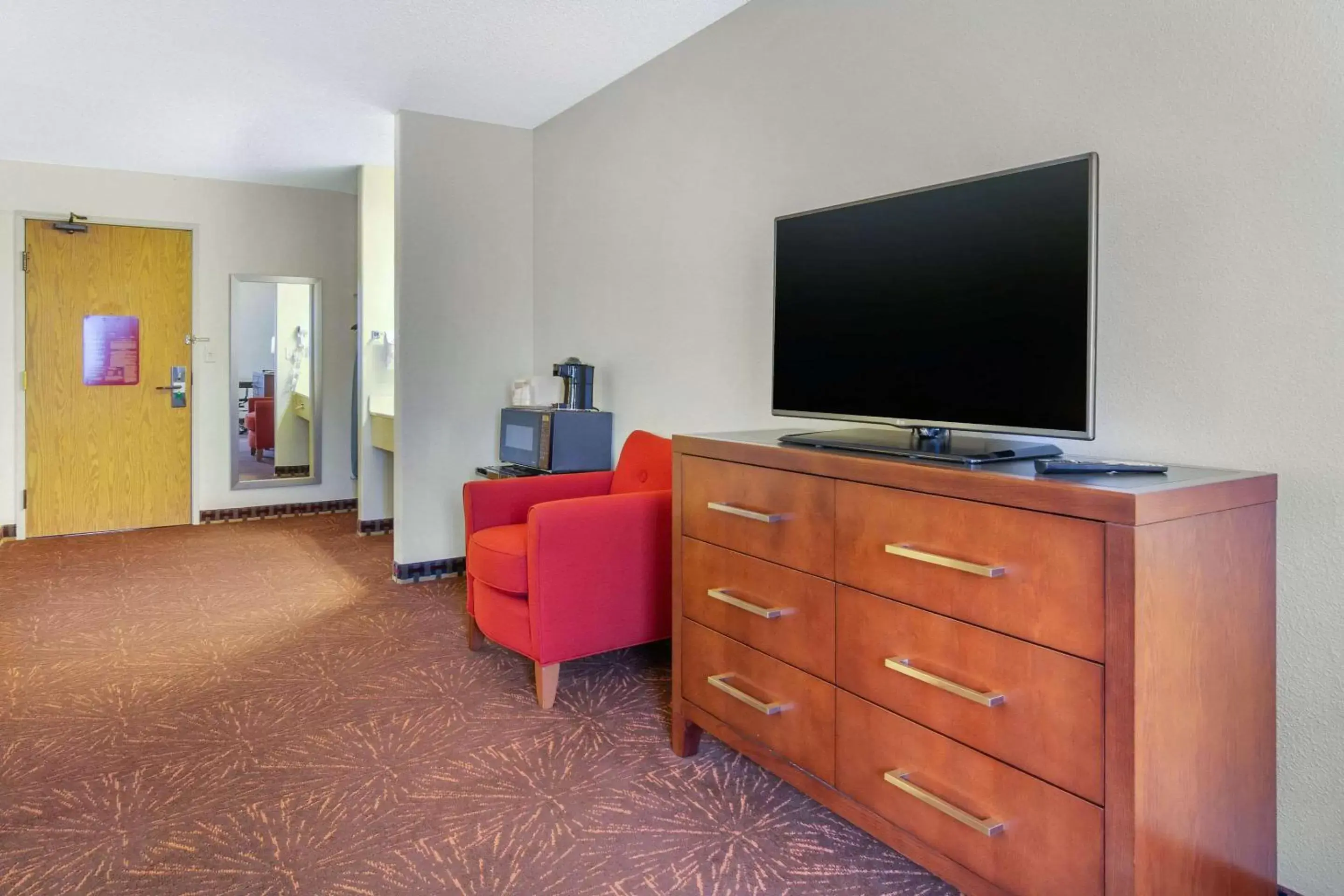 Photo of the whole room, TV/Entertainment Center in Quality Inn & Suites Lakewood - Denver Southwest