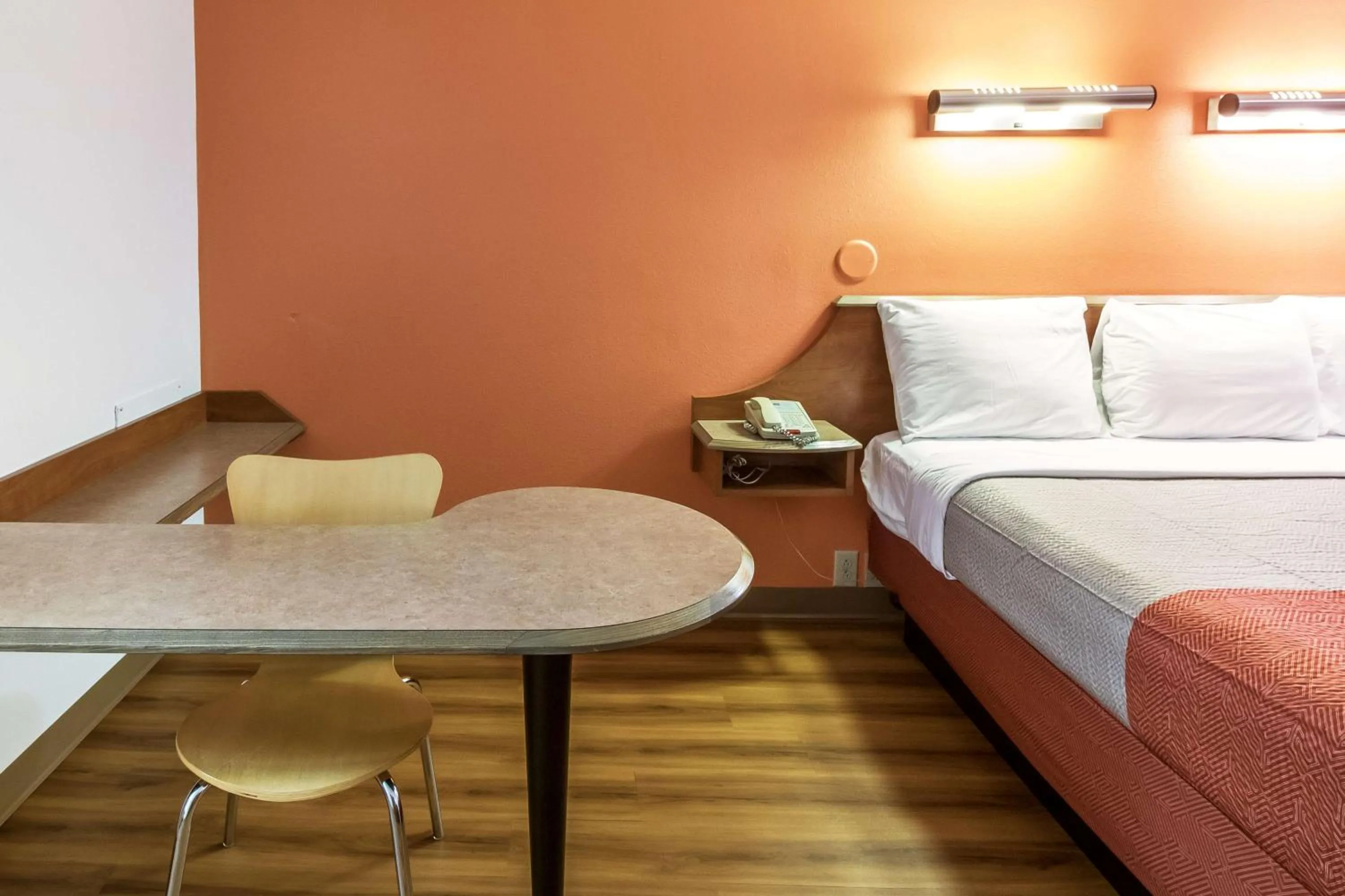 Photo of the whole room, Bed in Motel 6-Dayton, OH - Englewood