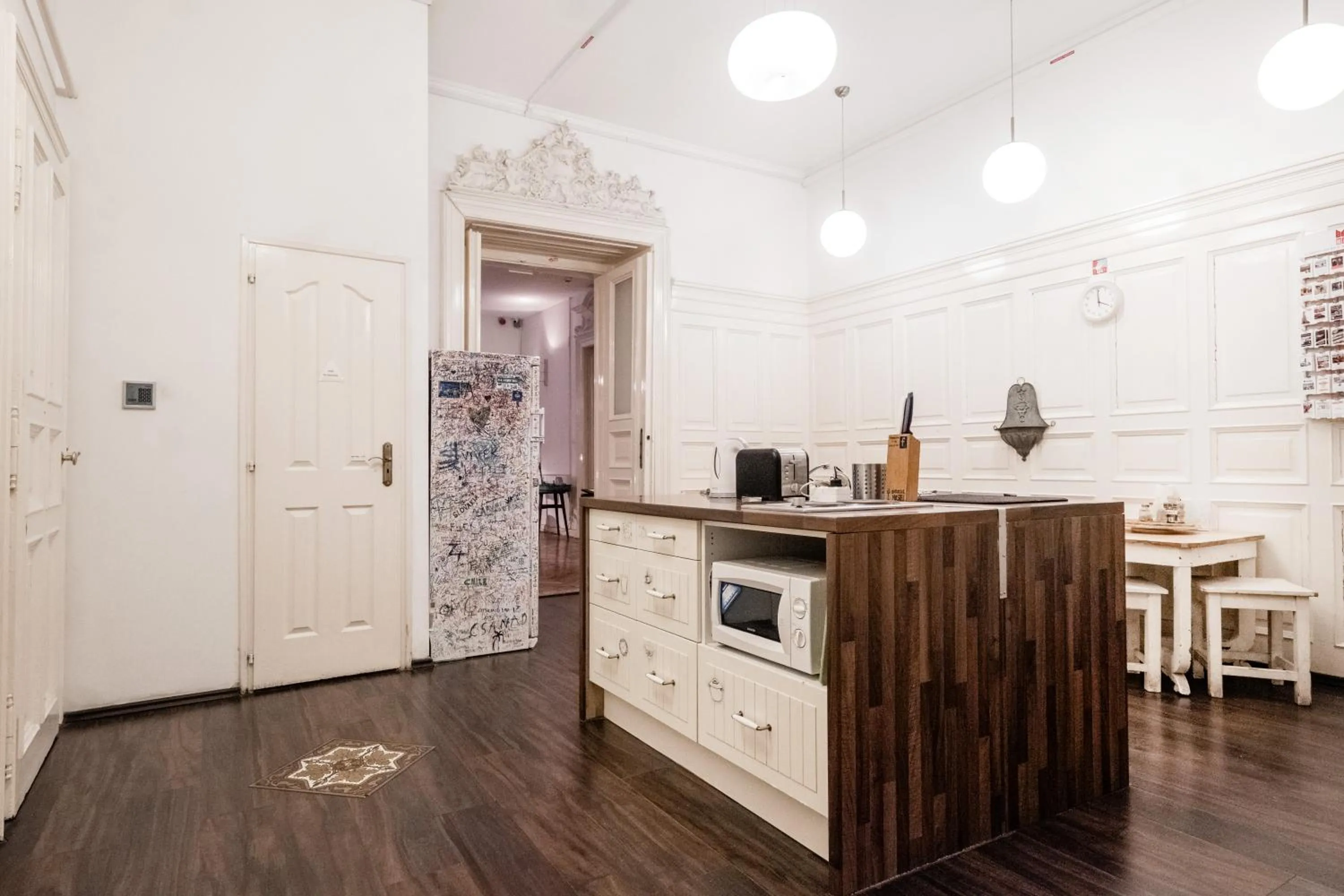 Communal kitchen in Baroque Hostel & Coworking