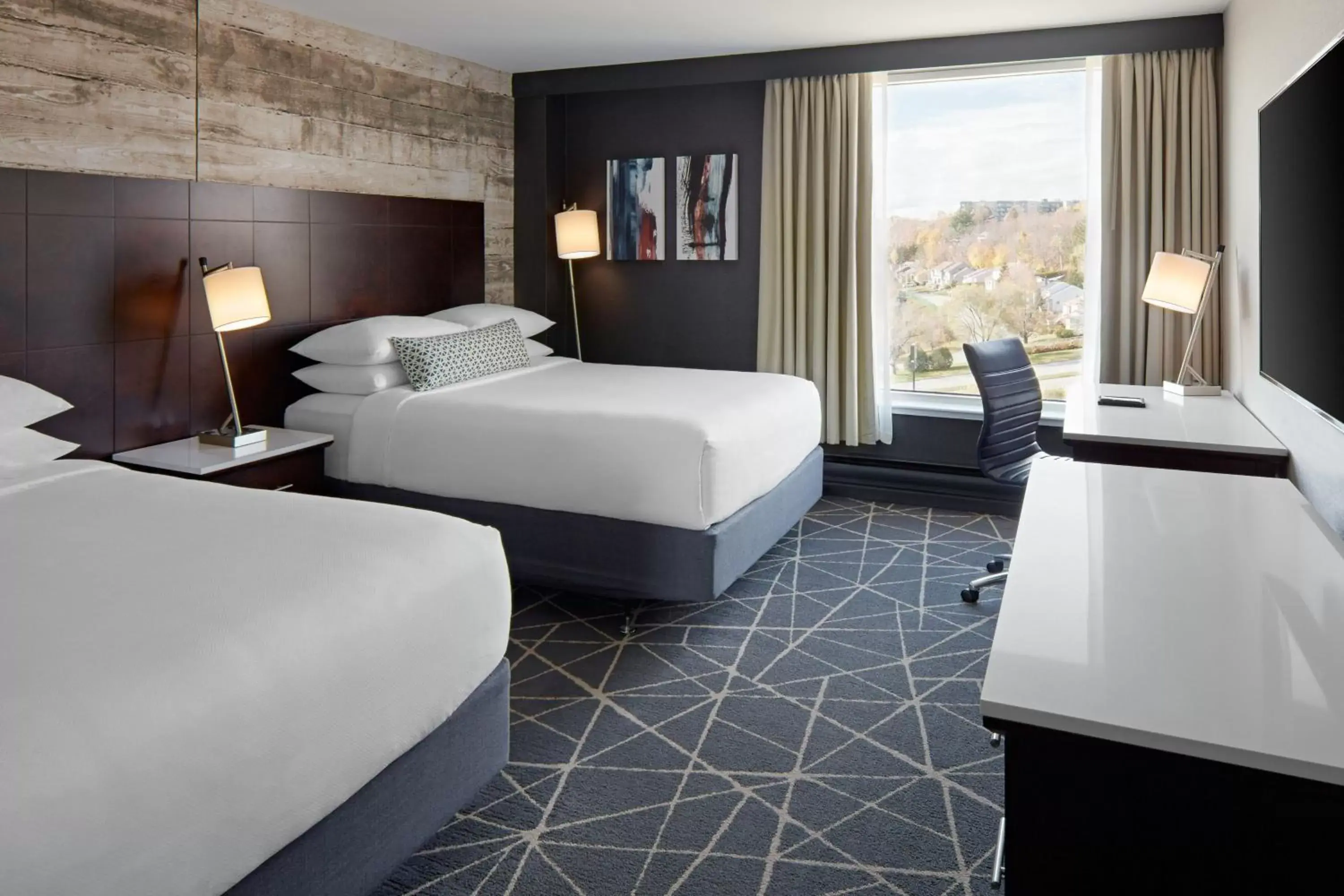 Photo of the whole room, Bed in Delta Hotels by Marriott Sherbrooke Conference Centre