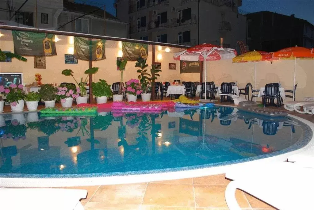 Restaurant/places to eat, Swimming Pool in Italia Hotel